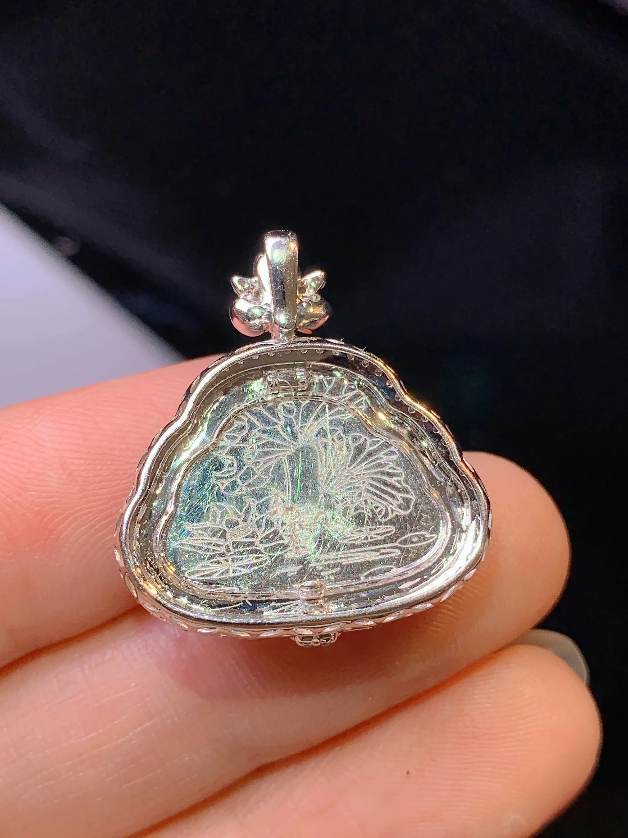 18k金钻镶嵌飘绿佛公吊坠 玉质细腻 色泽艳丽清新 整体尺寸24.2*21.8*7