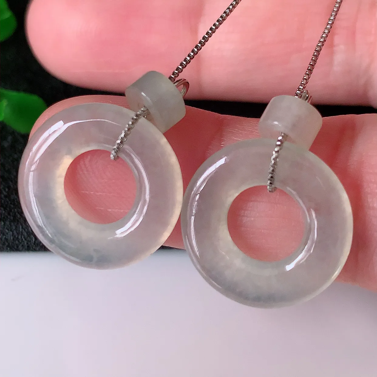 自然光实拍，冰种翡翠一对平安扣耳坠，翠色灵动，玉质细腻，颜色漂亮，品相佳，佩戴佳品！配银线 #644.1平安扣尺寸17*2.8