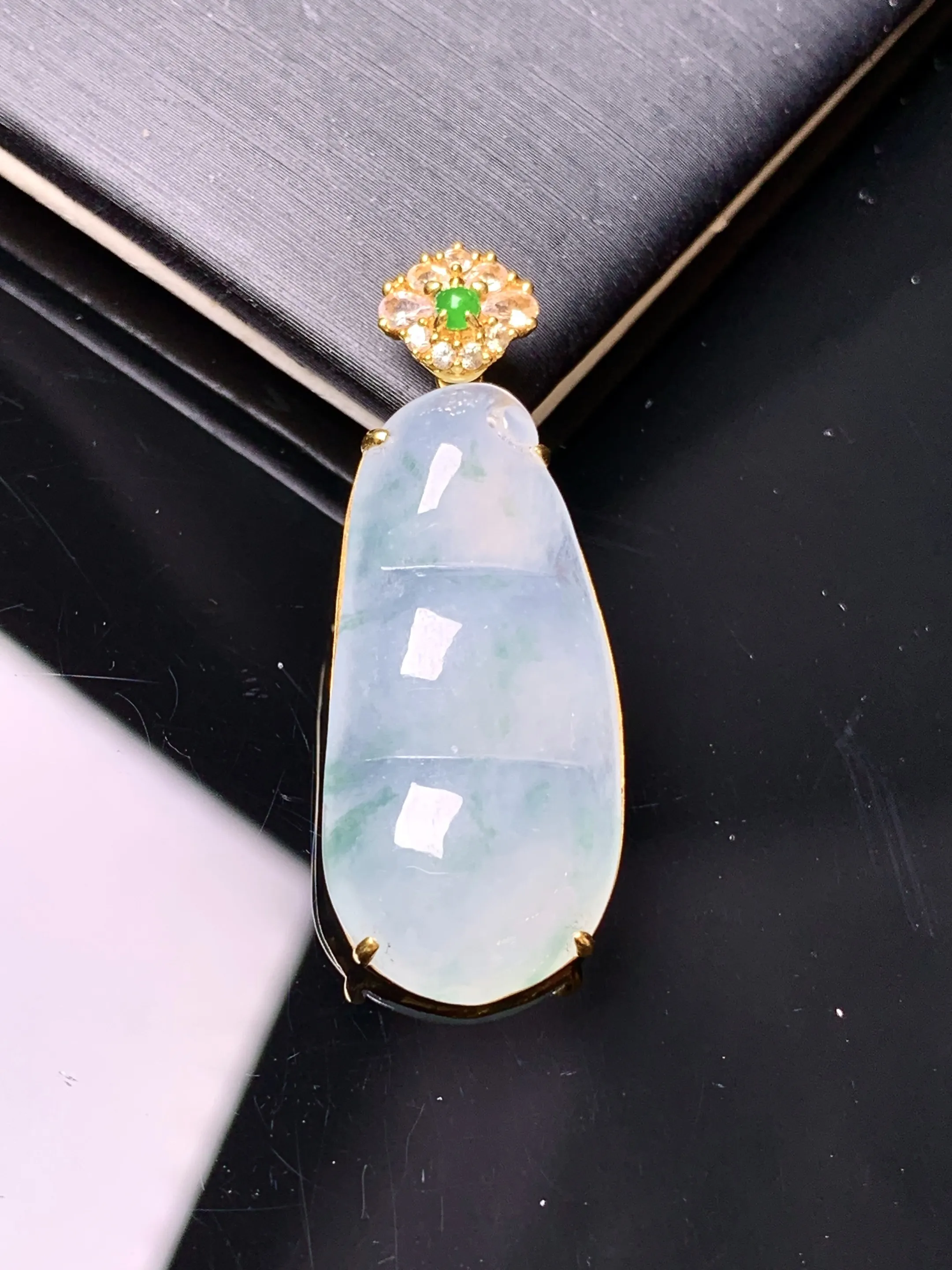 18k金钻镶嵌冰种四季豆吊坠 玉质细腻 色泽艳丽清新 整体尺寸36*14.2*4.8