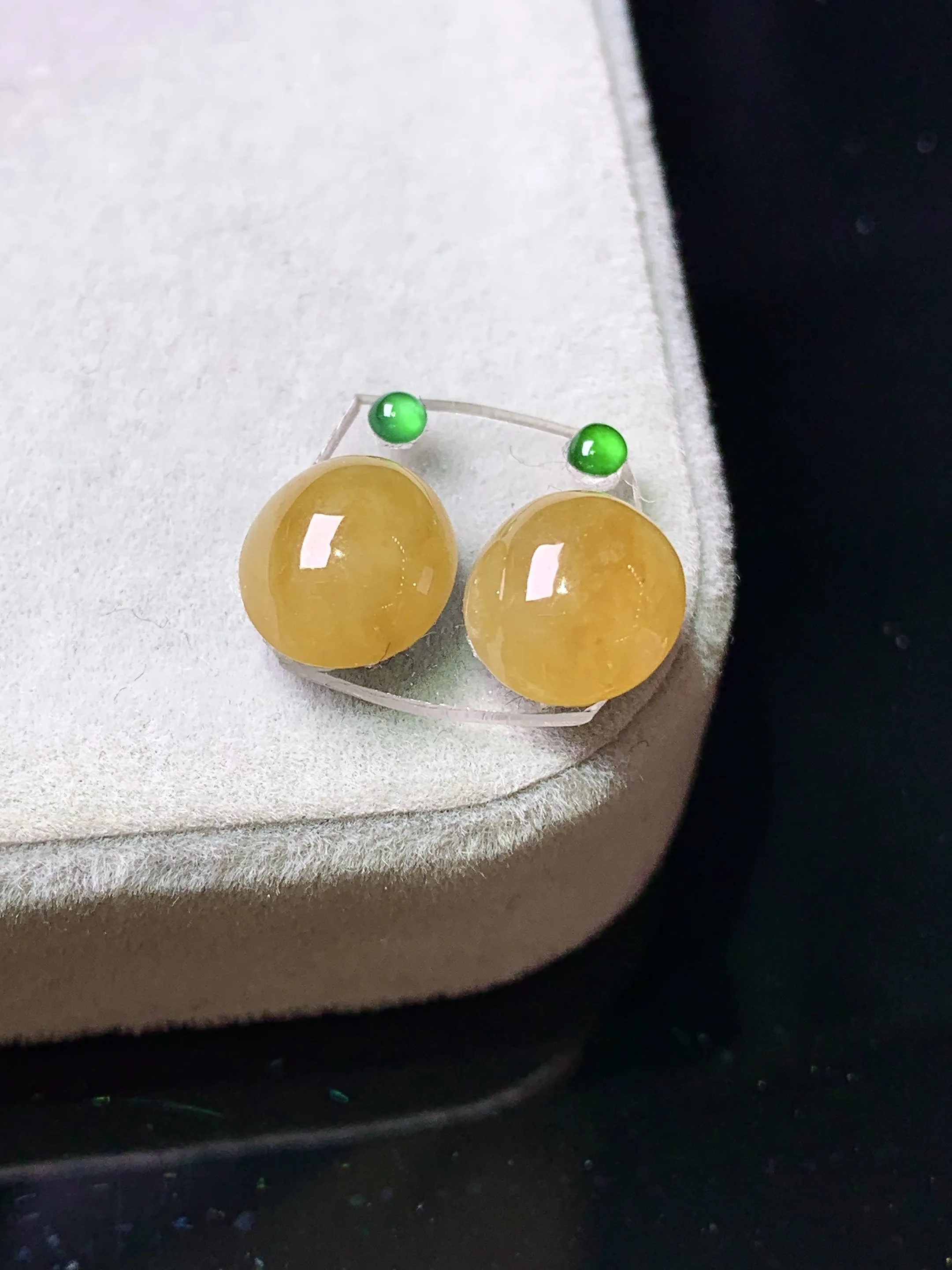 镶嵌款 黄翡蛋面一对 玉质细腻 色泽艳丽清新 整体尺寸9*7.5*4.8