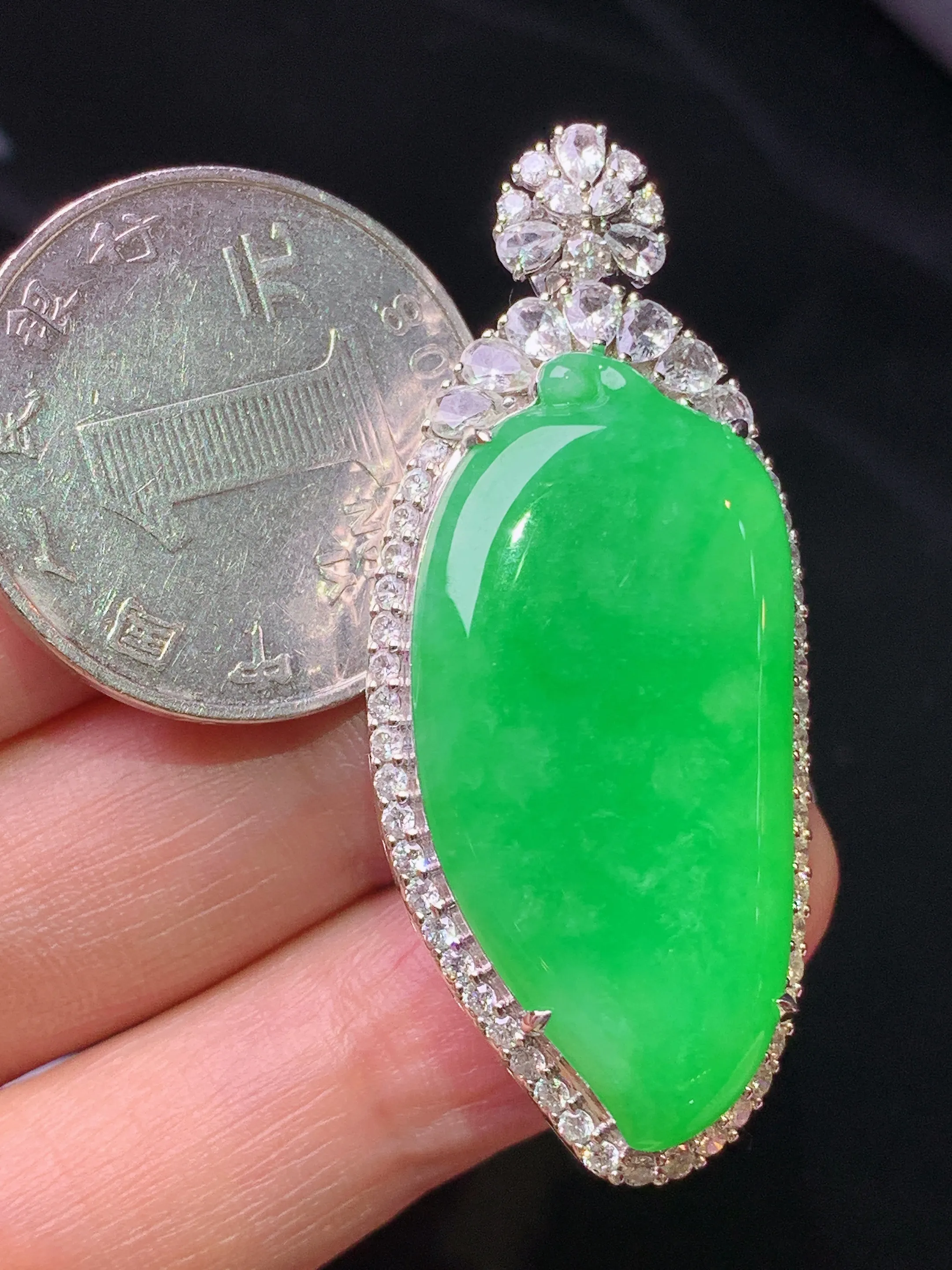 18k金钻镶嵌满绿福瓜吊坠 玉质细腻 色泽艳丽清新 整体尺寸46*19.6*11.6