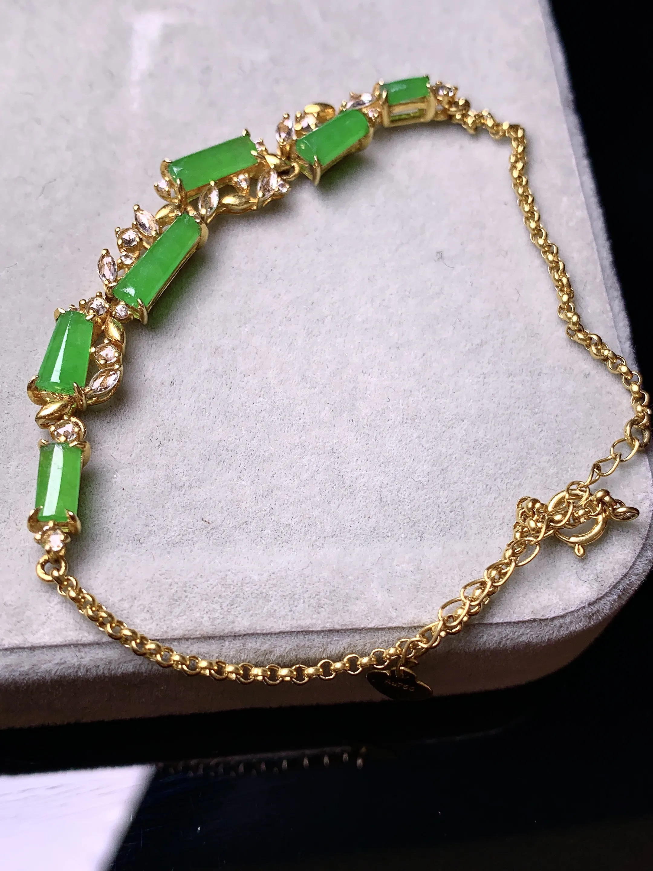 18k金钻镶嵌满绿玉柱手链 玉质细腻 色泽艳丽清新 整体尺寸60*6.8*4.3