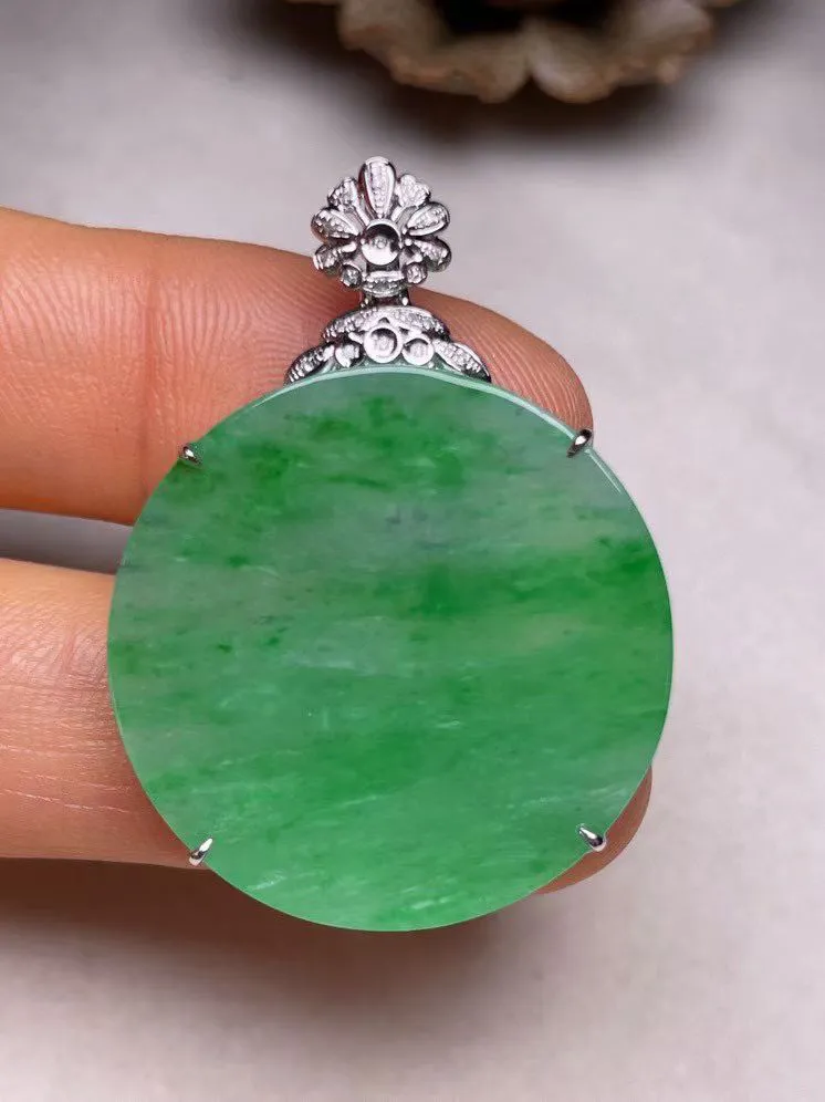 冰糯种飘色平安扣吊坠、真金真钻镶嵌，种水好，玉质细腻 .裸石尺寸 26.6