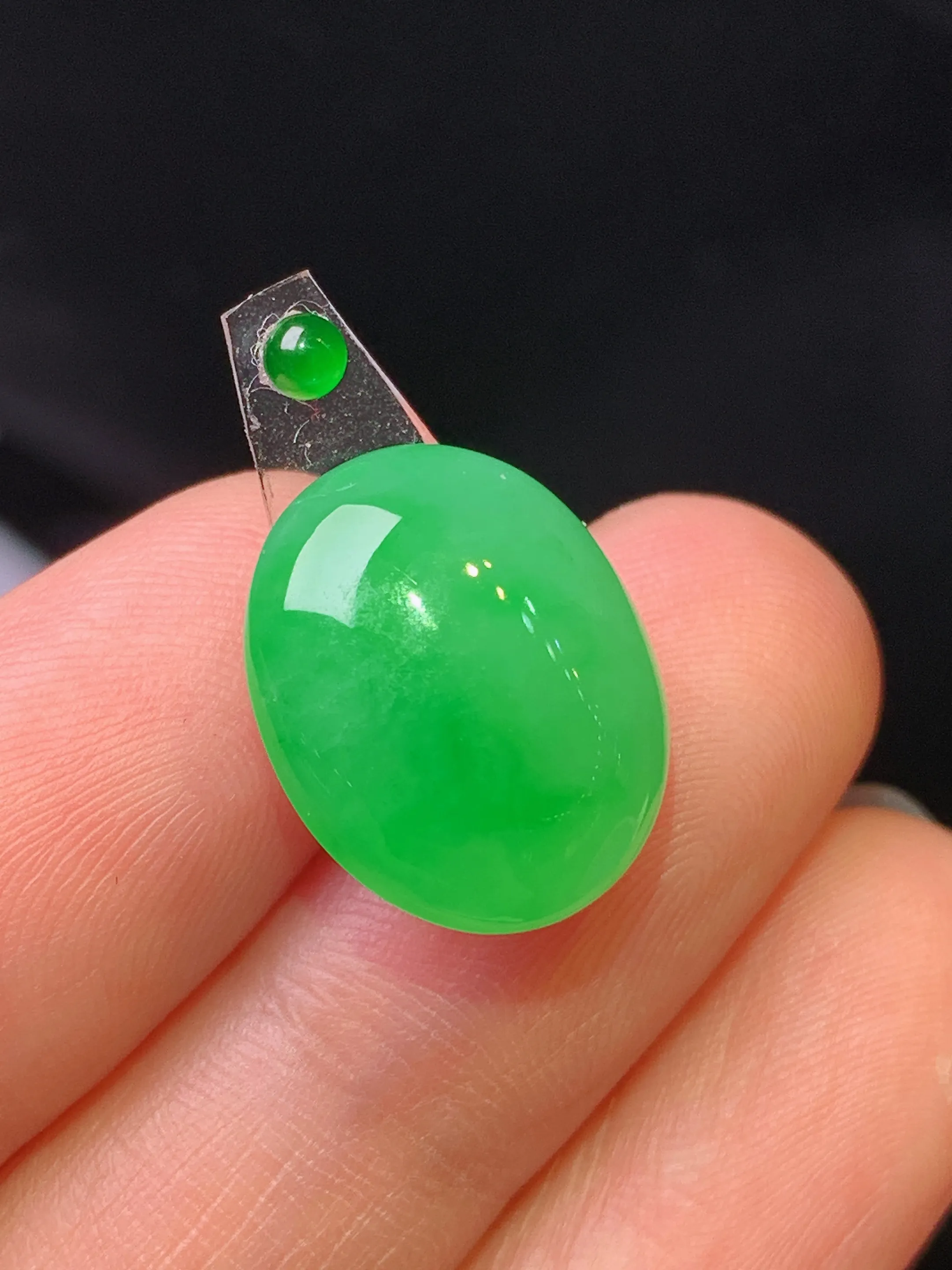 镶嵌款 翠绿蛋面吊坠 玉质细腻 色泽艳丽清新 整体尺寸15.7*13*6.3