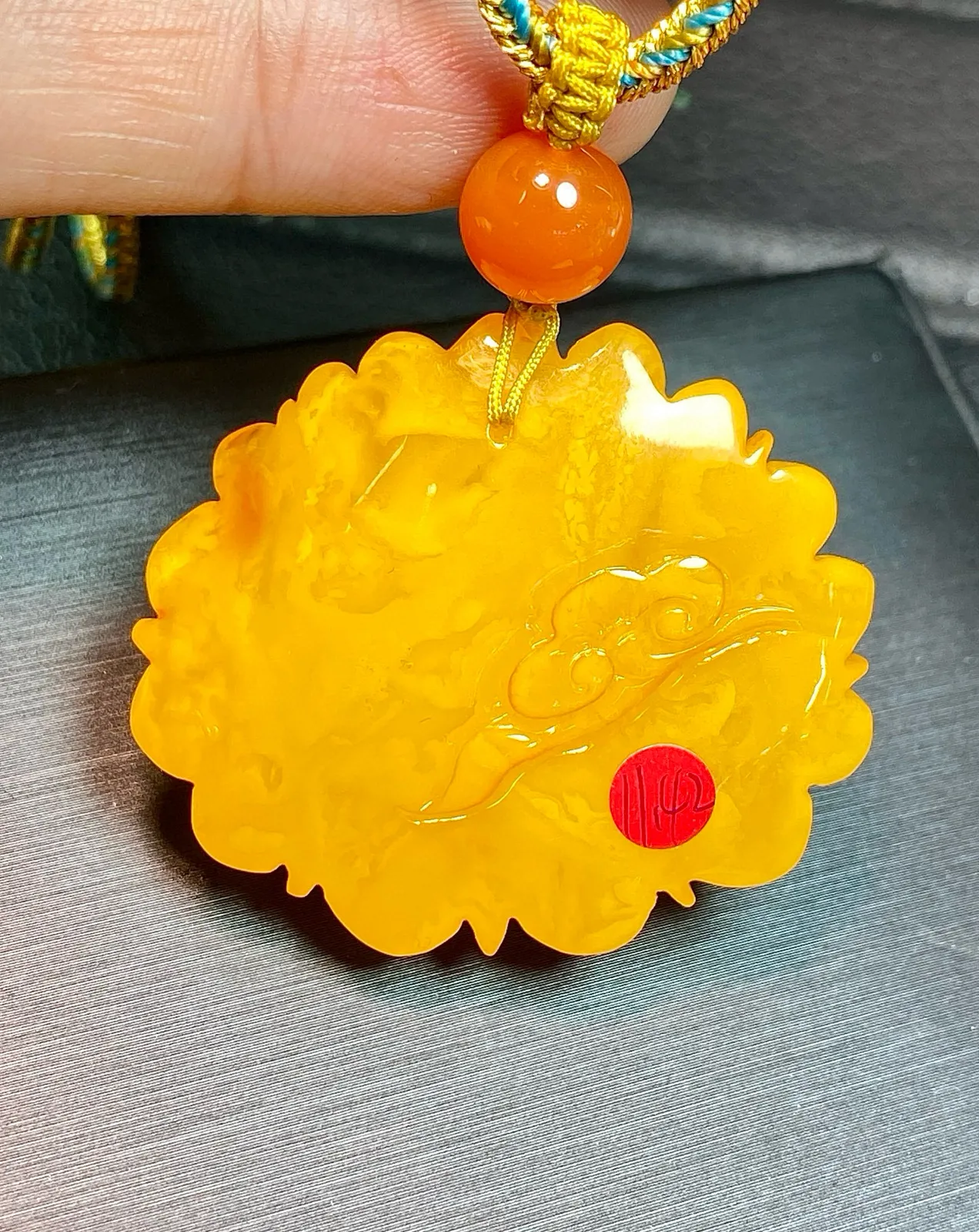 天然蜜蜡 鸡油黄老蜜蜡 牡丹花 花开富贵吊坠～尺寸:36.3×41.8×16.5mm左右 吊坠重：11.42克 搭配：原创手工绳链，蜡质瓷实，颜色好，雕工好