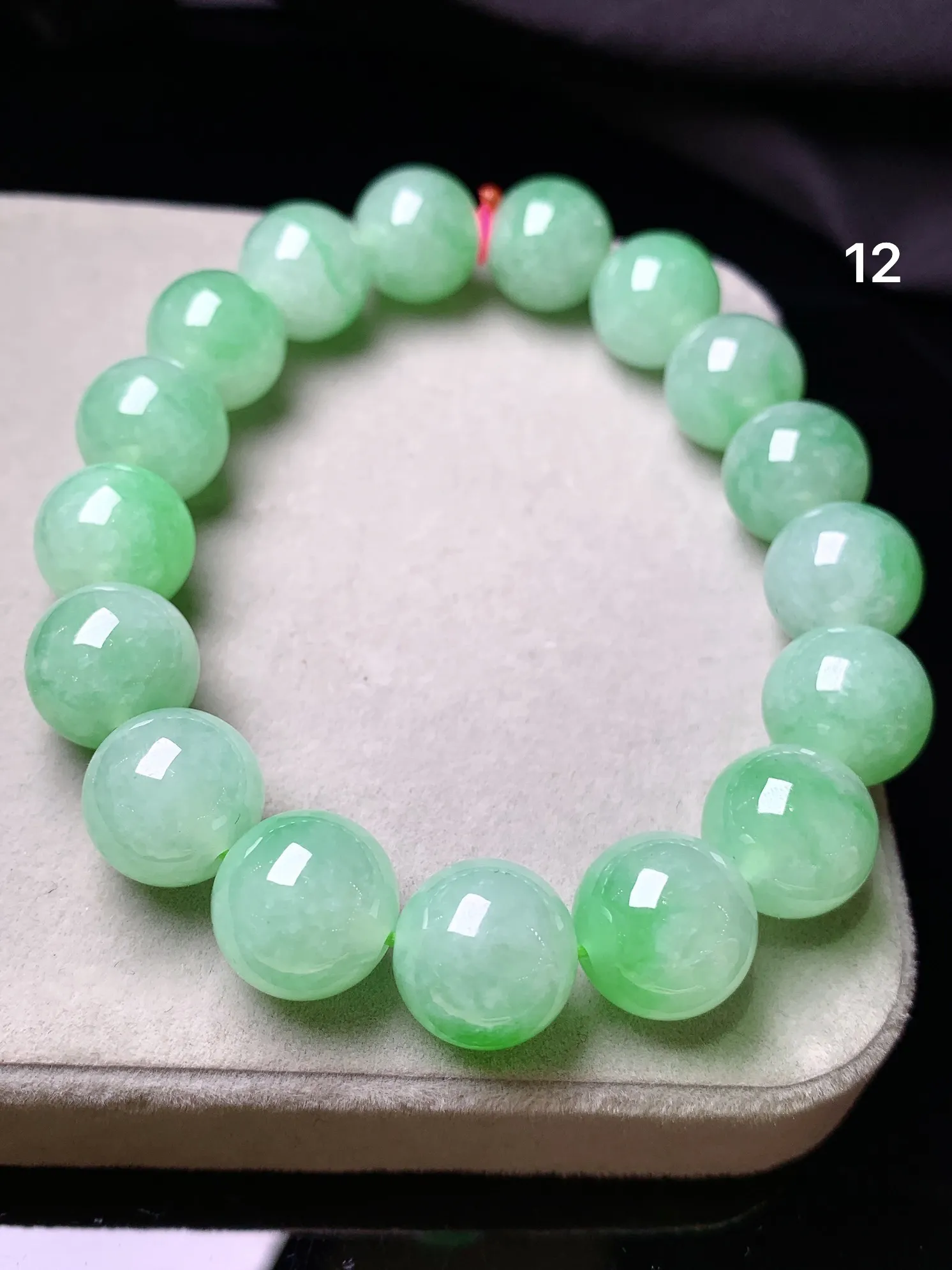 翠绿圆珠手链 玉质细腻 色泽艳丽清新 整体尺寸12
