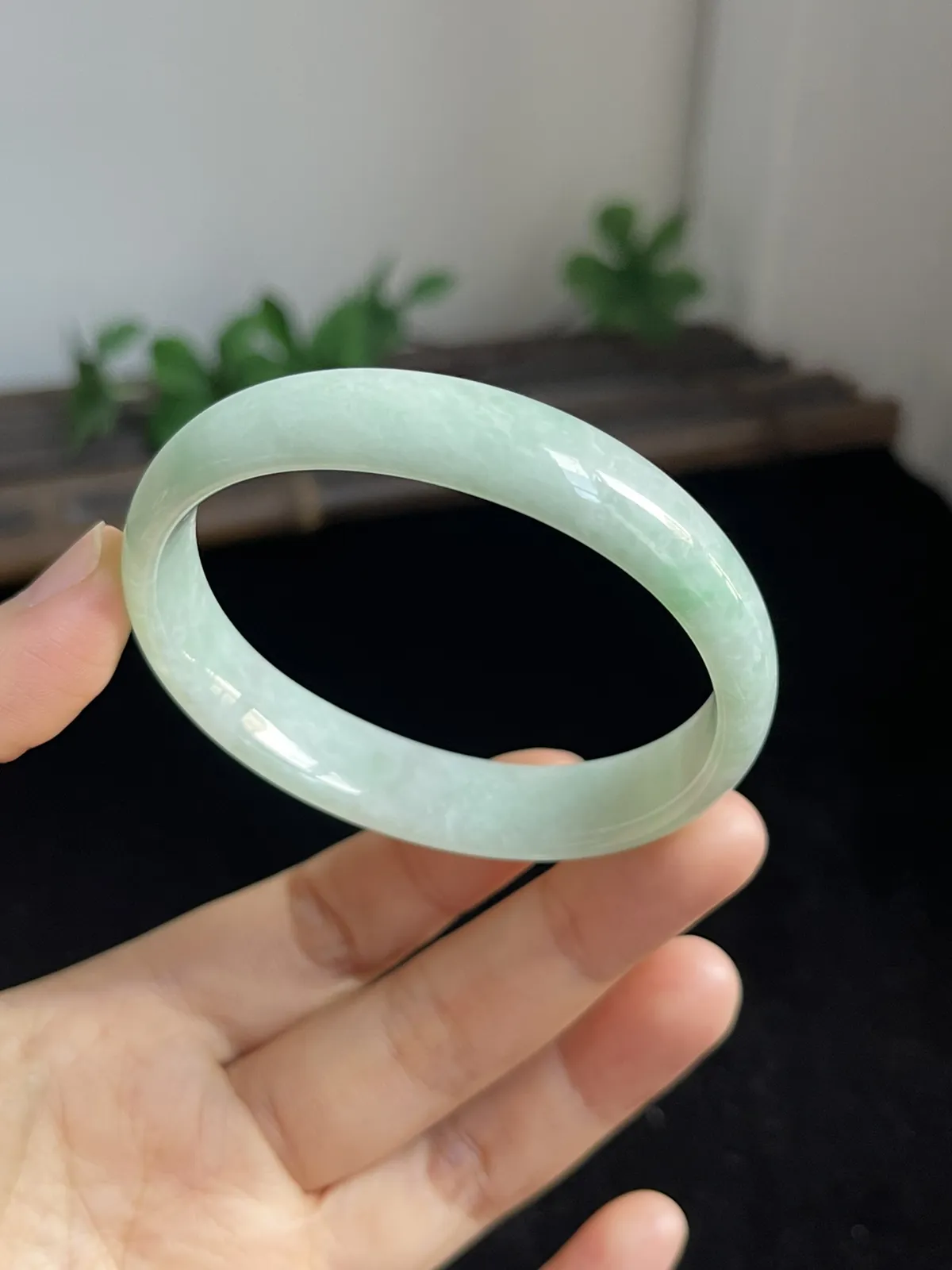 贵妃镯53.6圈口，翡翠手镯