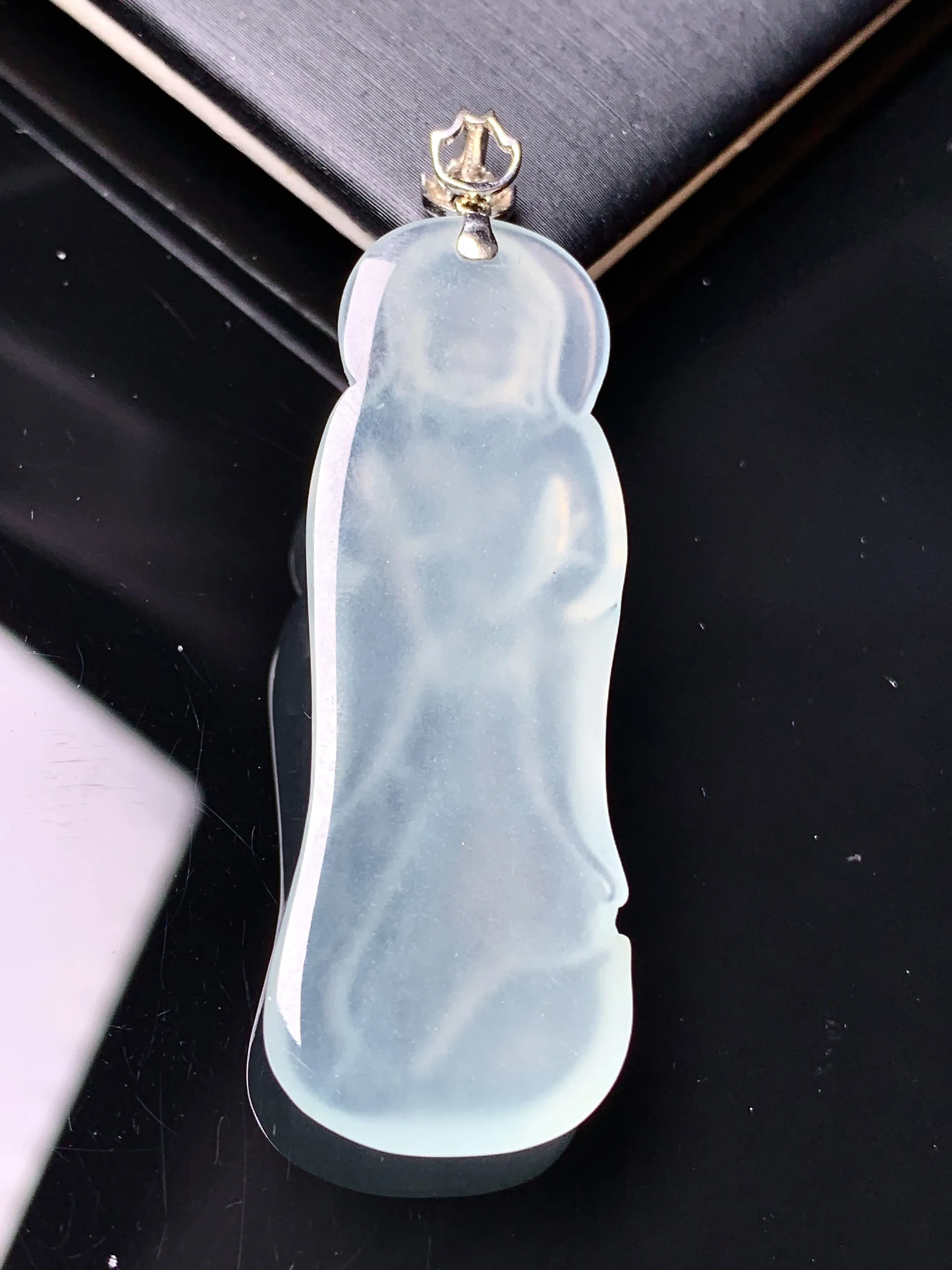 18k金镶嵌冰种观音菩萨吊坠 玉质细腻 色泽艳丽清新 整体尺寸54.5*17.2*5