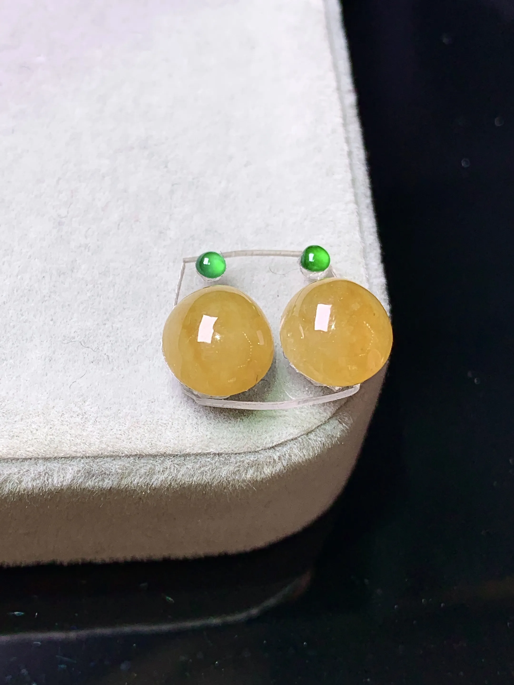 镶嵌款 黄翡蛋面一对 玉质细腻 色泽艳丽清新 整体尺寸9*7.5*4.8