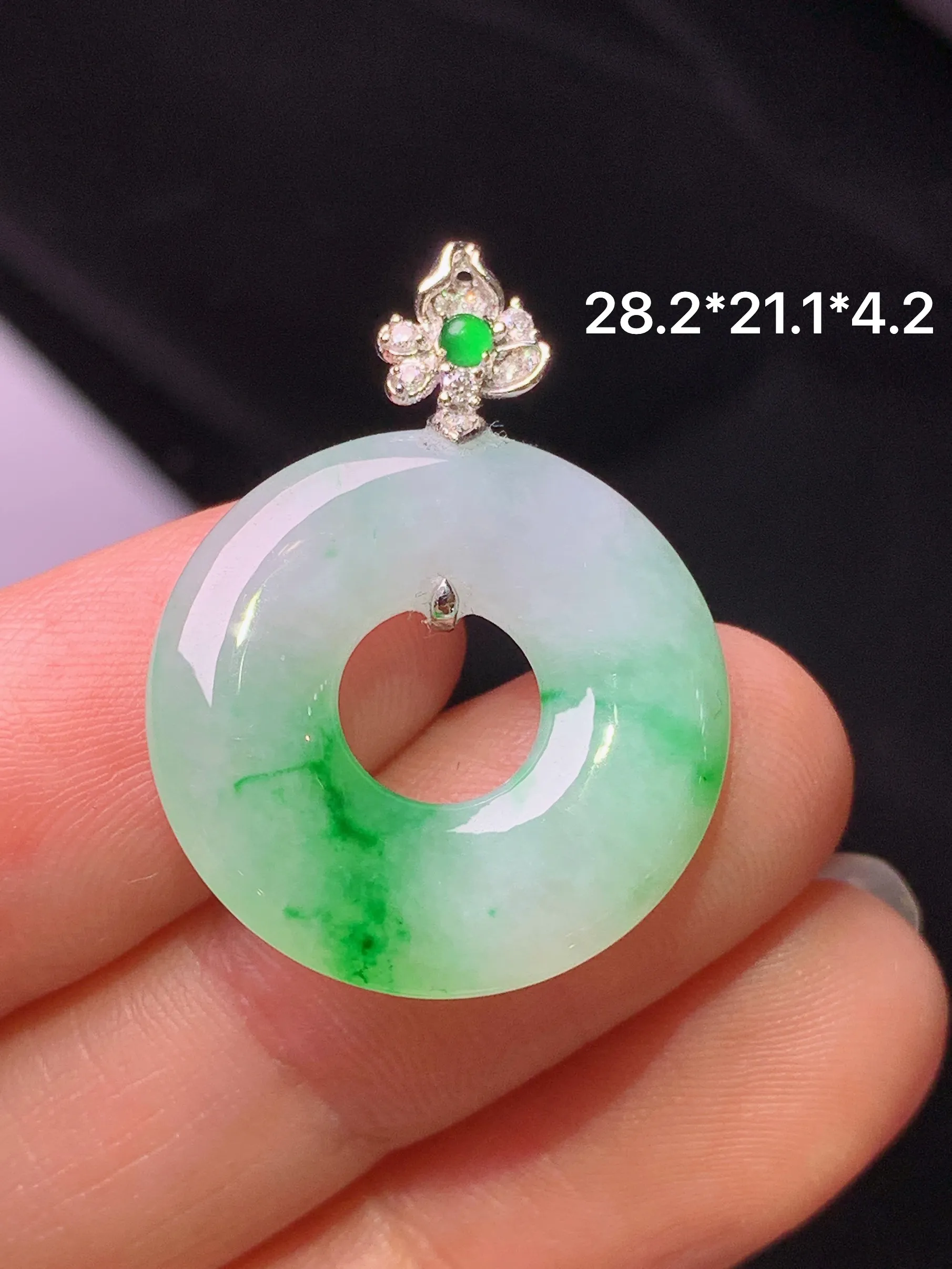 18k金钻镶嵌飘绿平安环吊坠 玉质细腻 色泽艳丽清新 整体尺寸28.2*21.1*4.2
