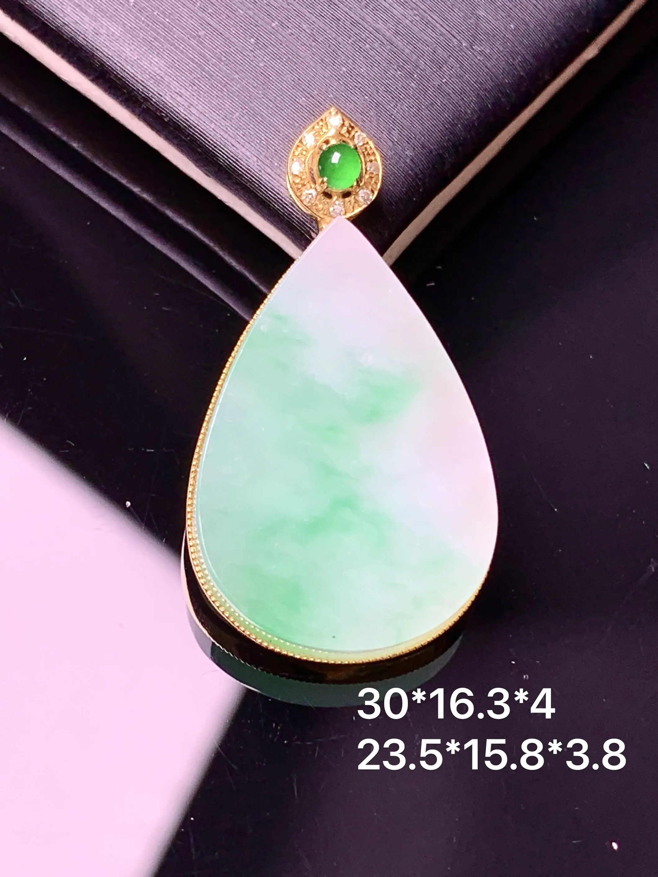 18k金钻镶嵌飘绿水滴吊坠 玉质细腻 色泽艳丽清新 整体尺寸30*16.3*4