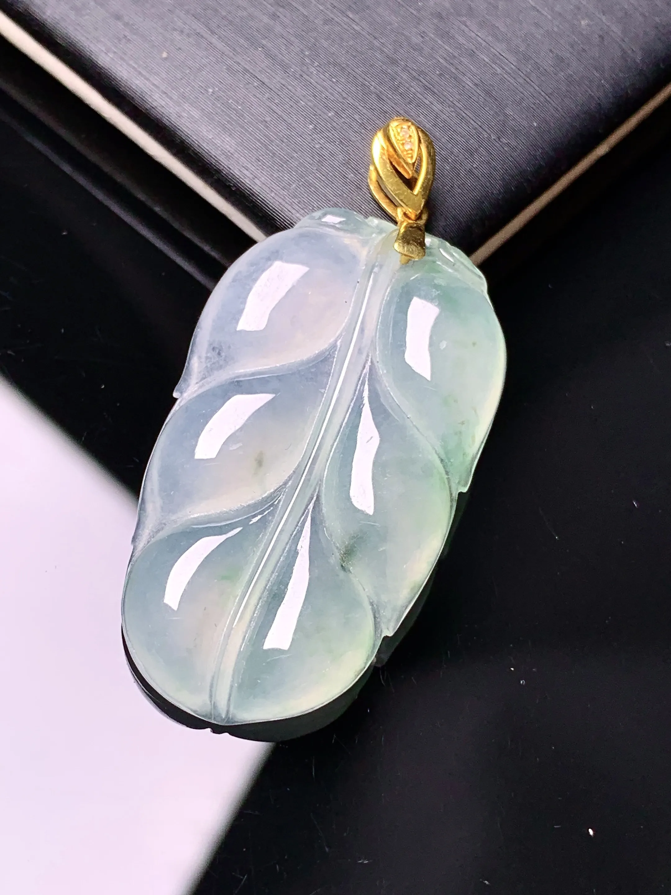 18k金镶嵌冰种飘绿树叶吊坠 玉质细腻 色泽艳丽清新 整体尺寸40*19*4