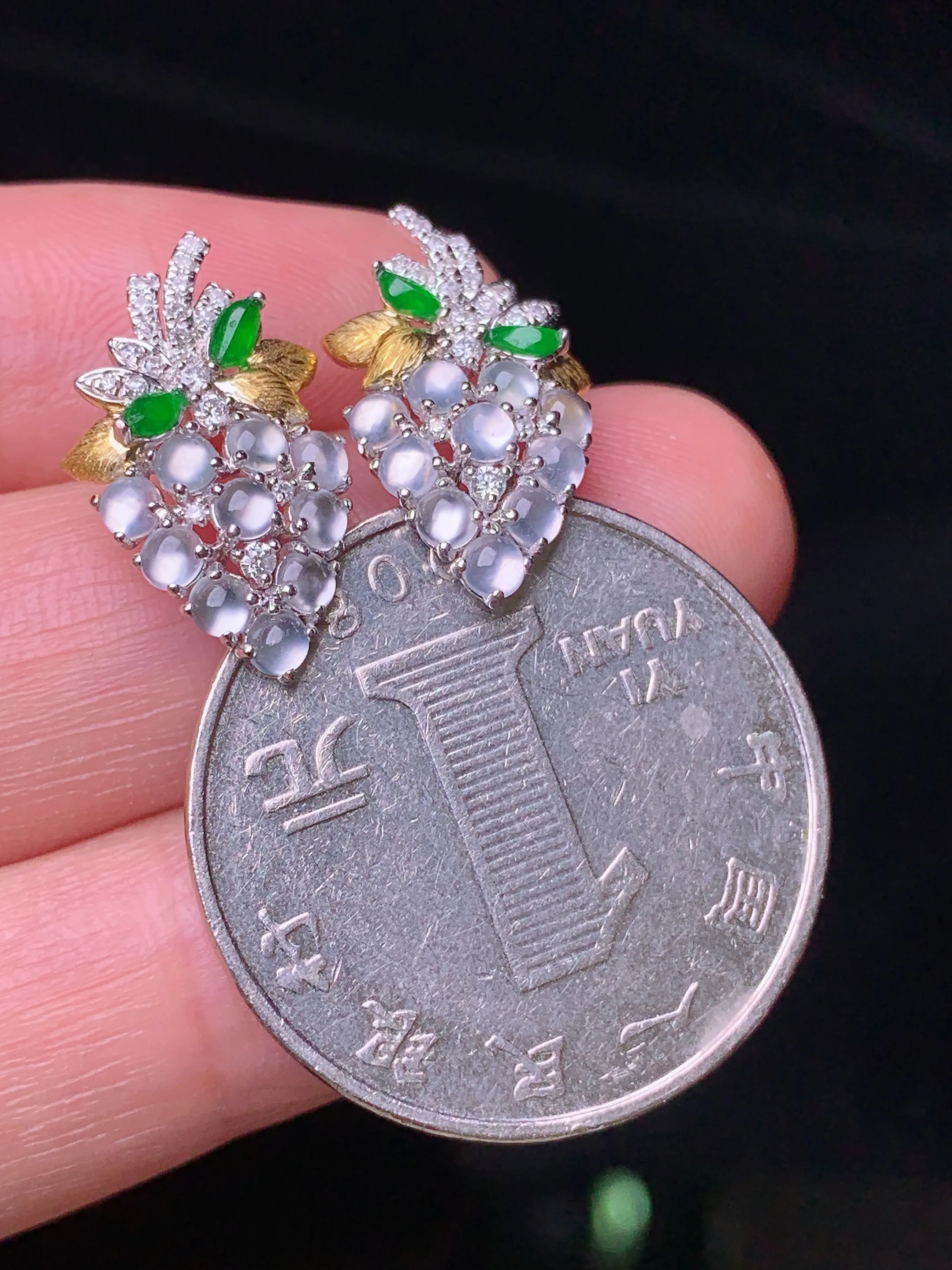 18k金钻镶嵌冰种蛋面组合耳钉 玉质细腻 色泽艳丽清新 整体尺寸17.5*10.8*3