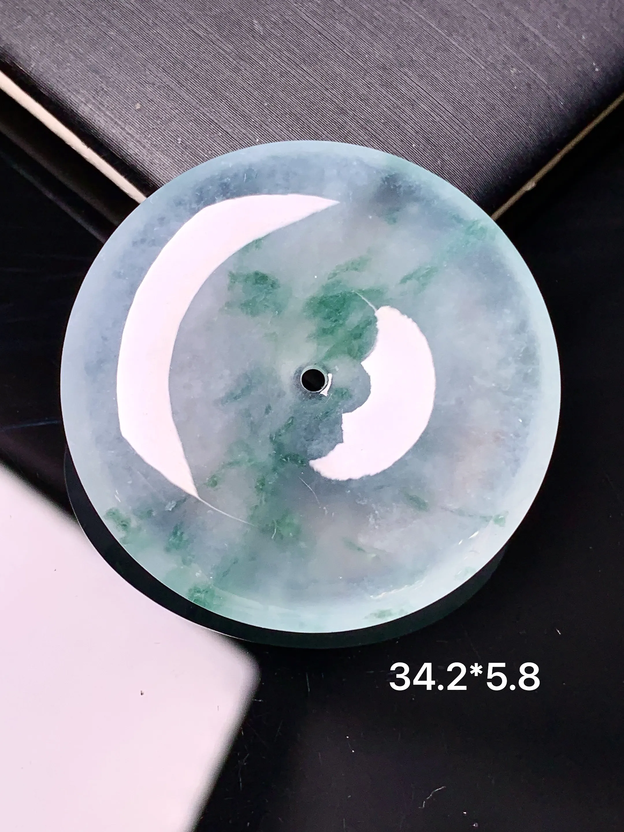 冰种飘绿平安扣吊坠 玉质细腻 色泽艳丽清新 整体尺寸34.2*5.8