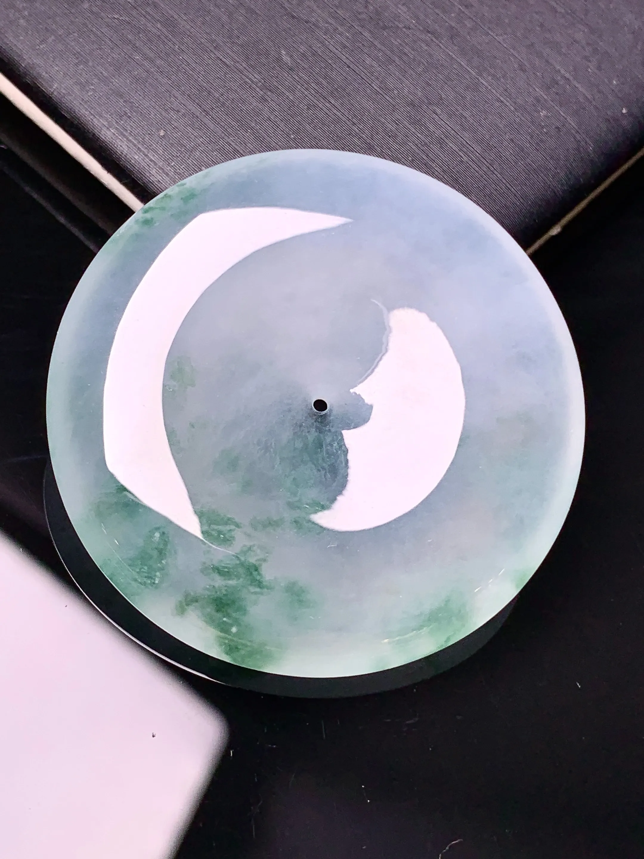 冰种飘绿平安扣吊坠 玉质细腻 色泽艳丽清新 整体尺寸36*6.6