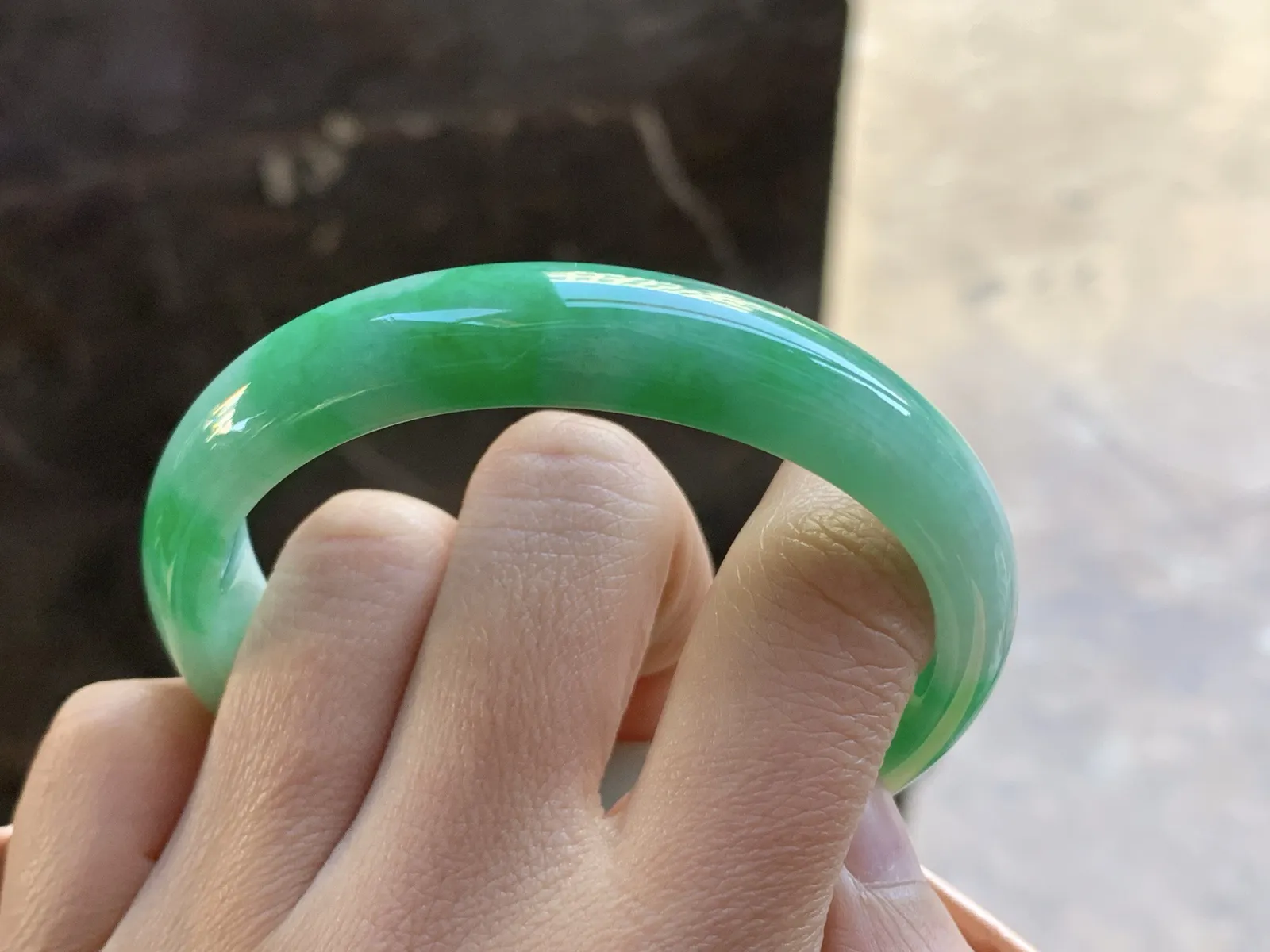 57.5-12.5-7.1

阳绿色贵妃手镯^_^颜色阳 玉质温润 正圈55可以带