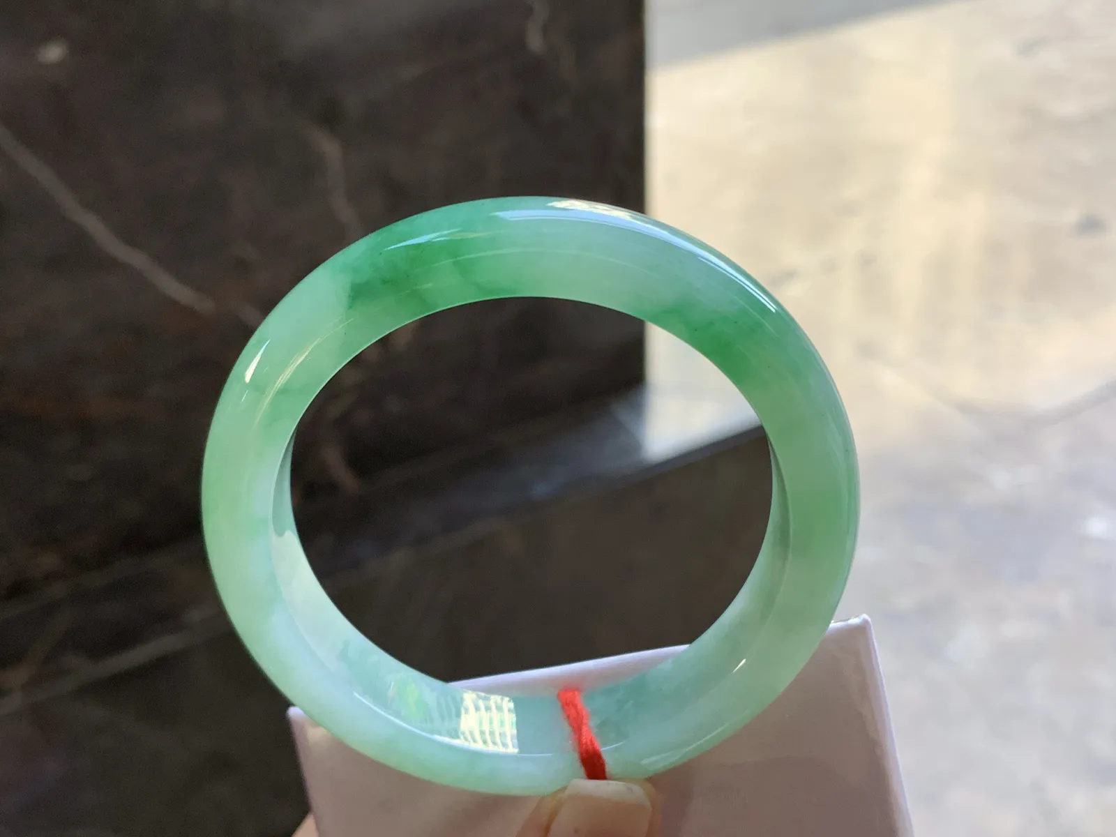 55.5-12.8-8.7

绿色手镯^_^鲜艳 玉质温润