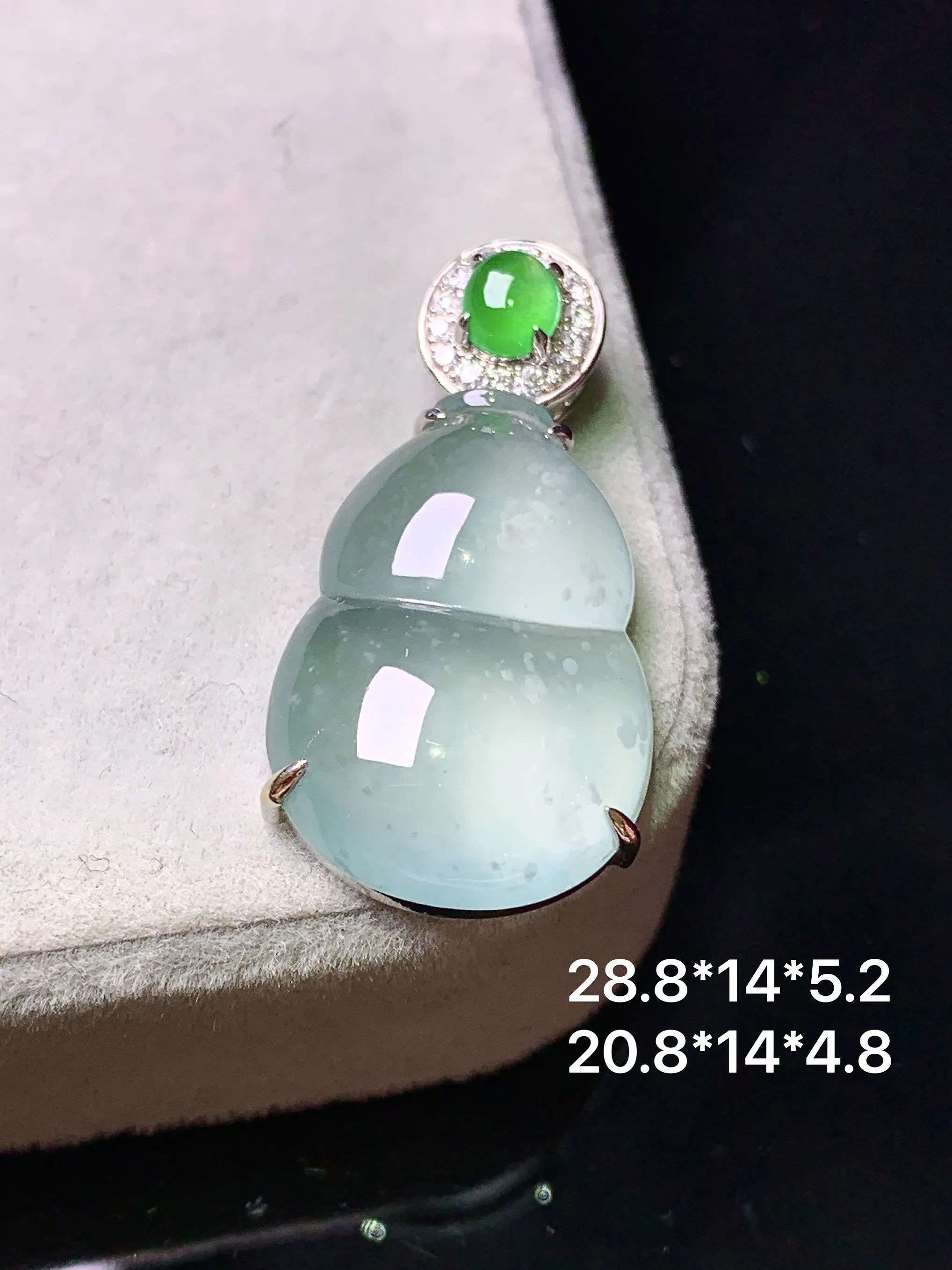 18k金钻镶嵌冰种葫芦吊坠 玉质细腻 色泽艳丽清新 整体尺寸28.8*14*5.2