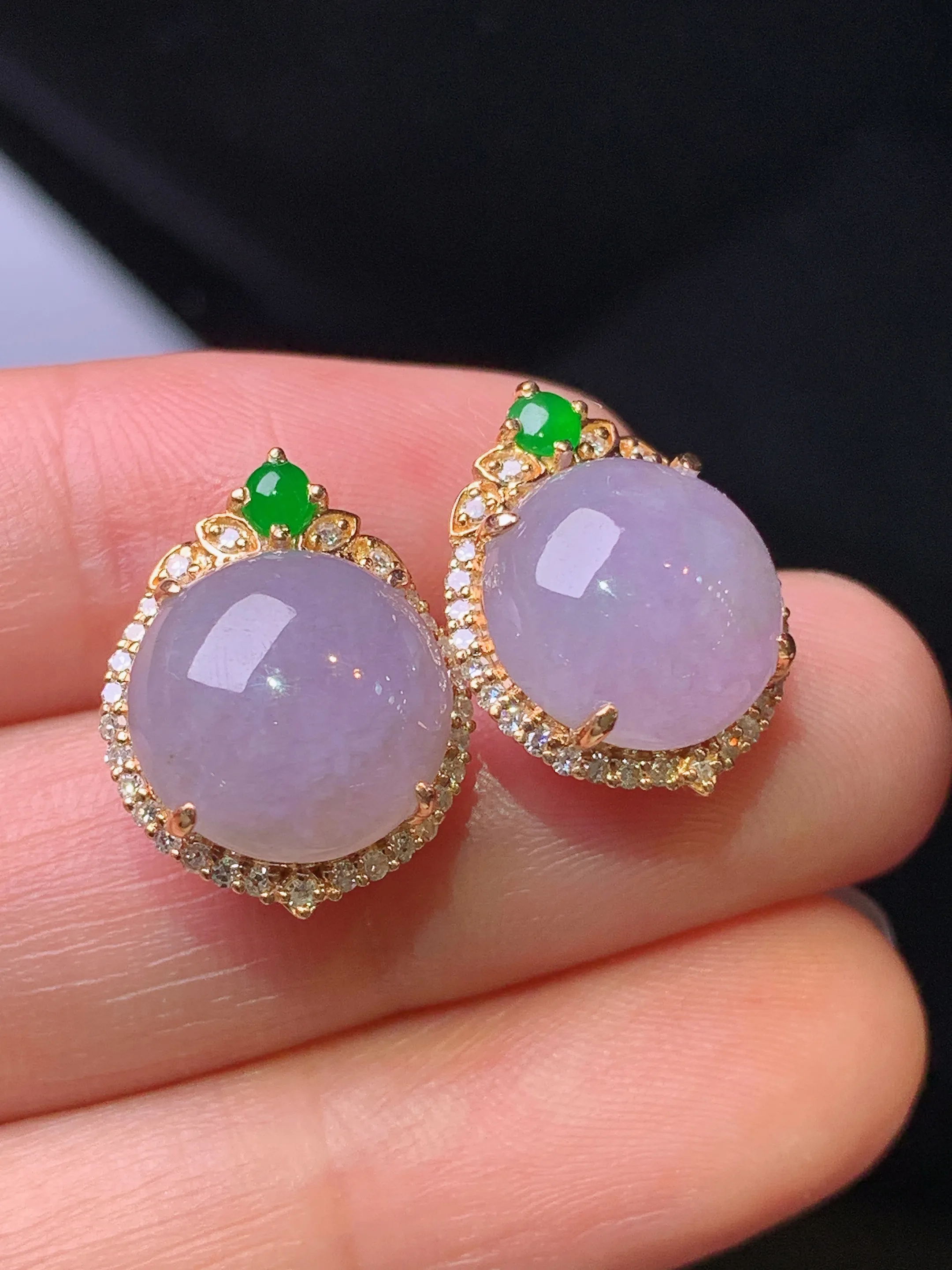 18k金钻镶嵌紫罗兰蛋面耳钉 玉质细腻 色泽艳丽清新 整体尺寸16.3*13*8.3