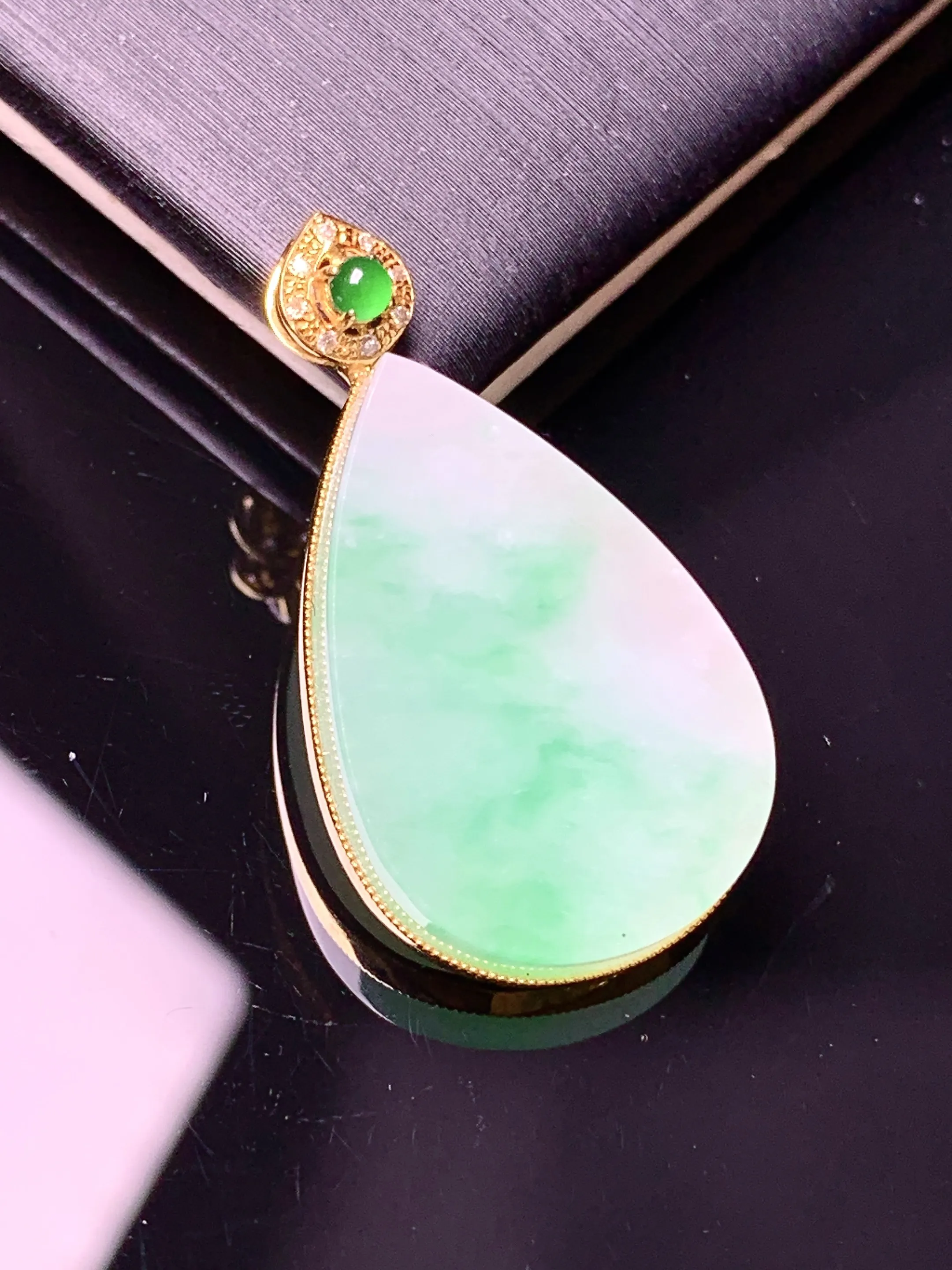 18k金钻镶嵌飘绿水滴吊坠 玉质细腻 色泽艳丽清新 整体尺寸30*16.3*4