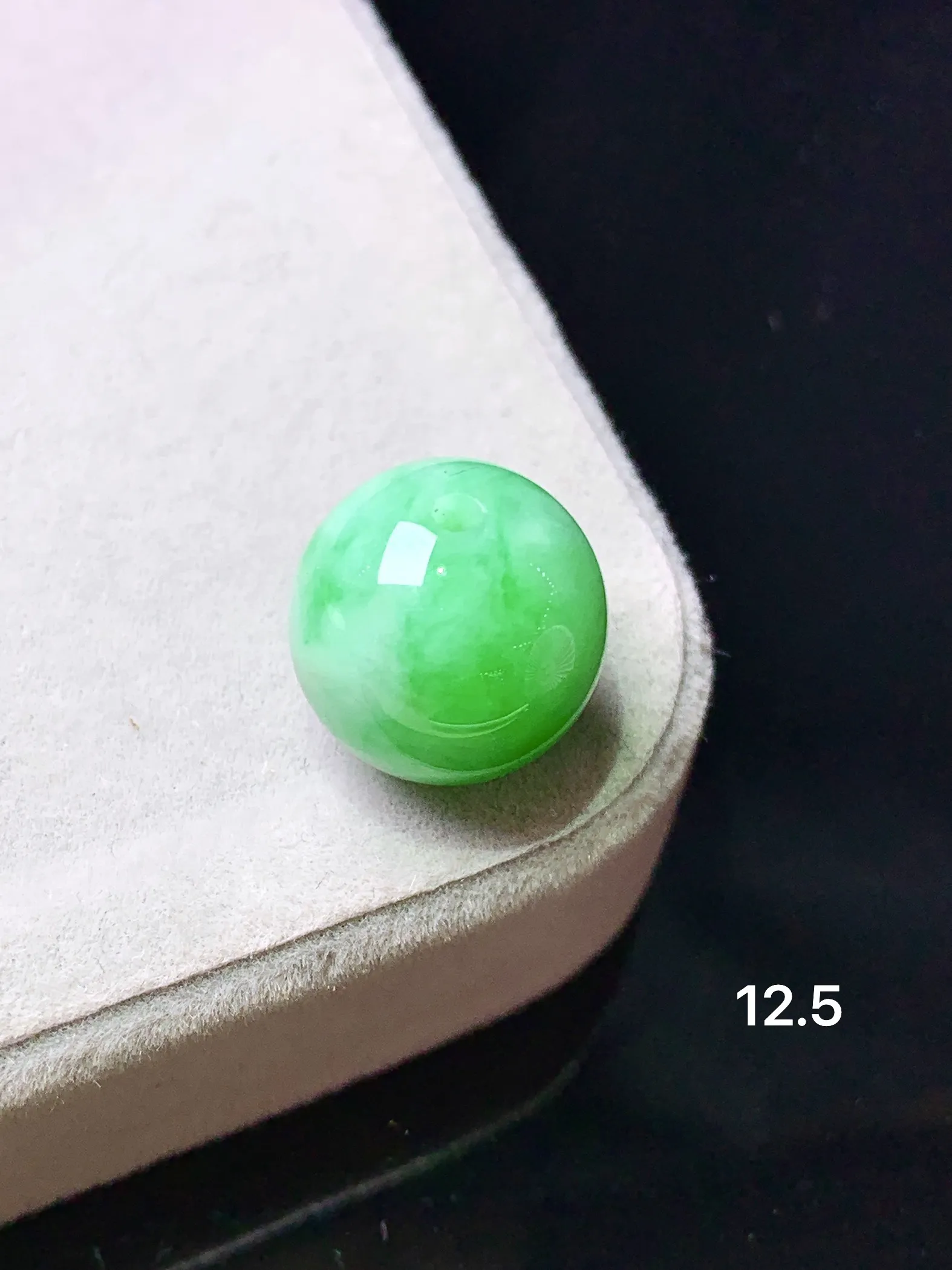 翠绿圆珠 玉质细腻 色泽艳丽清新 整体尺寸12.5