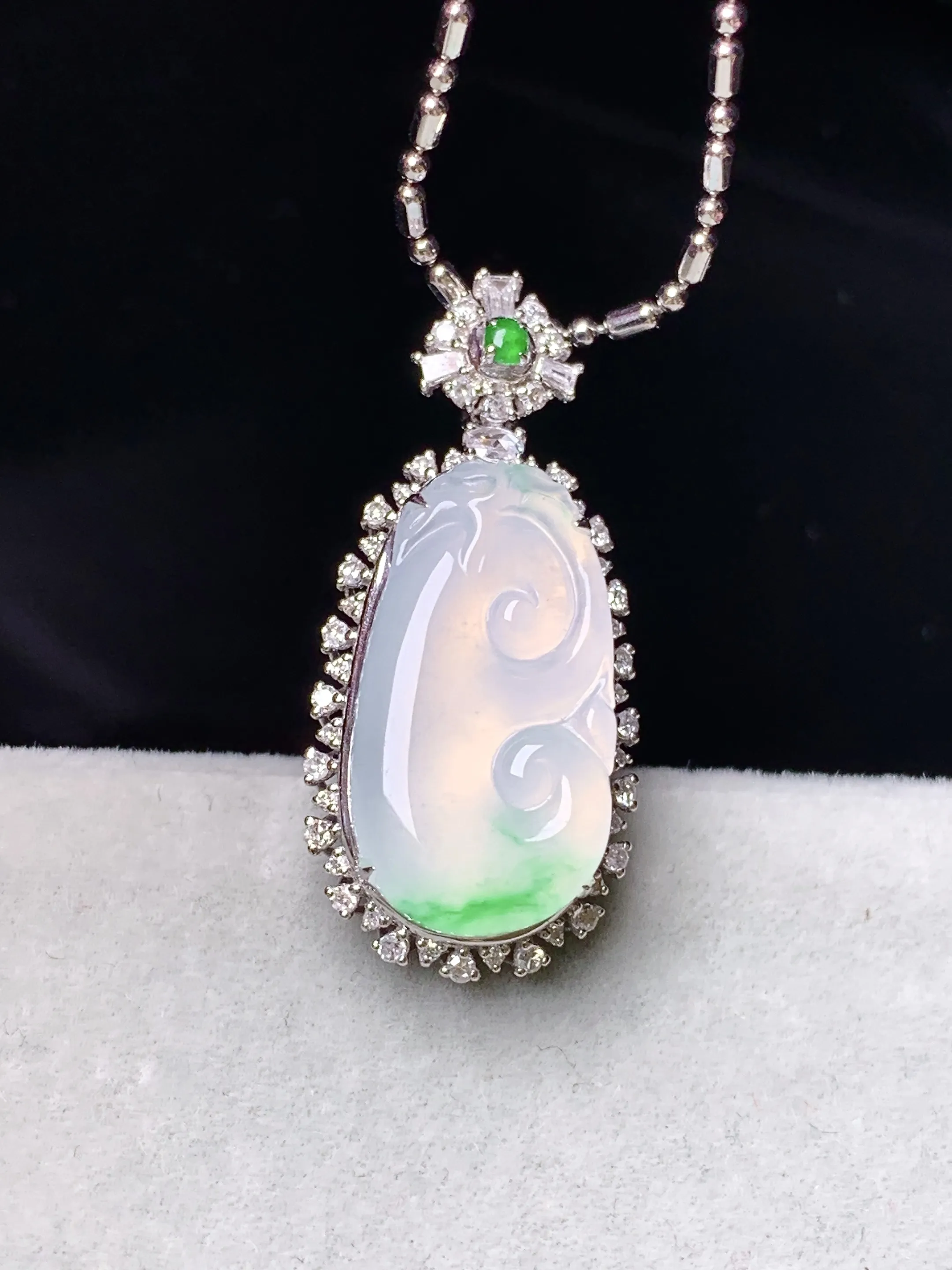 18k金钻镶嵌冰种飘绿如意吊坠 玉质细腻 色泽艳丽清新 整体尺寸27.5*12.6*7.7