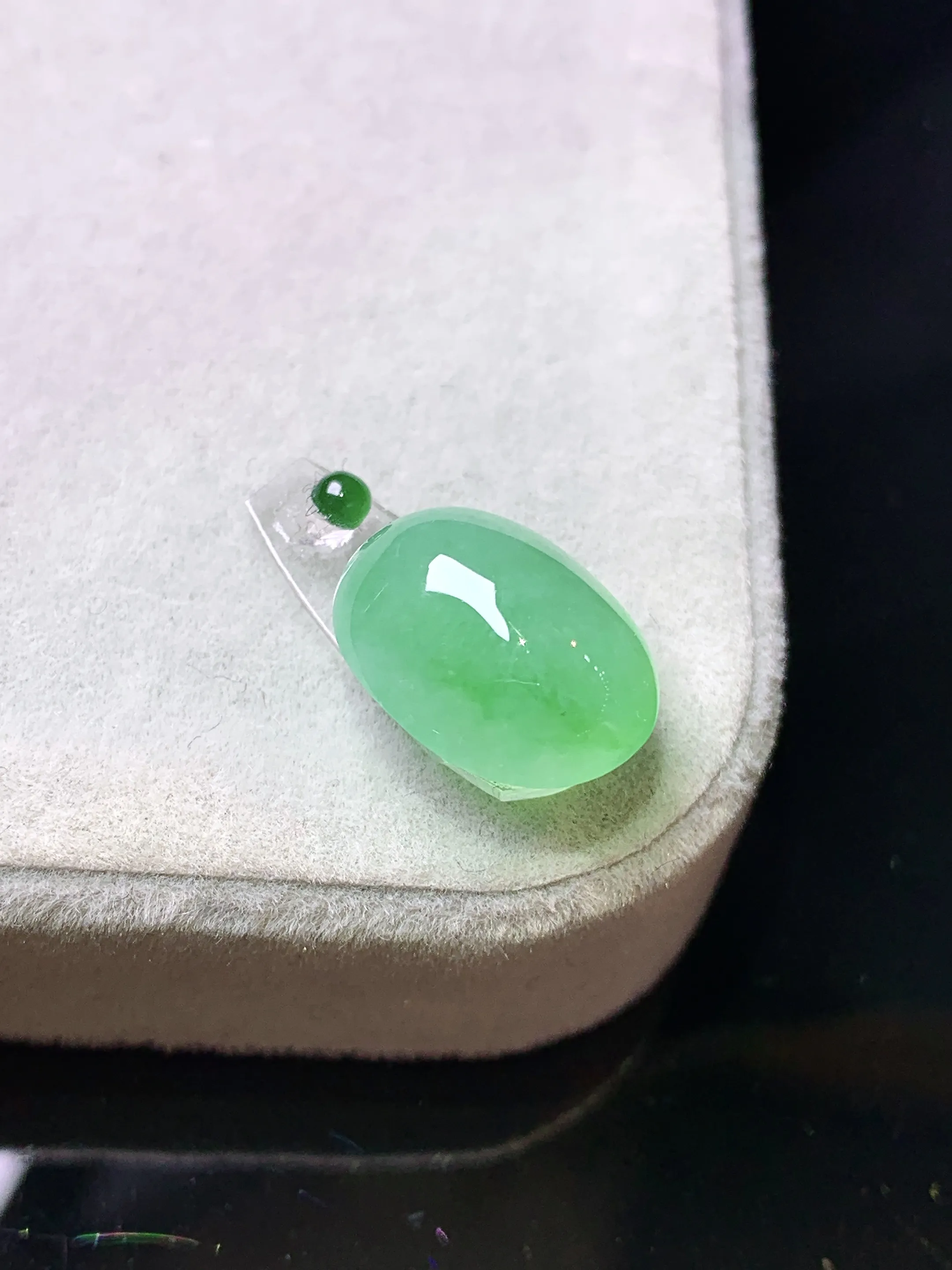 镶嵌款 翠绿蛋面吊坠 玉质细腻 色泽艳丽清新 整体尺寸13.5*10.2*6.8