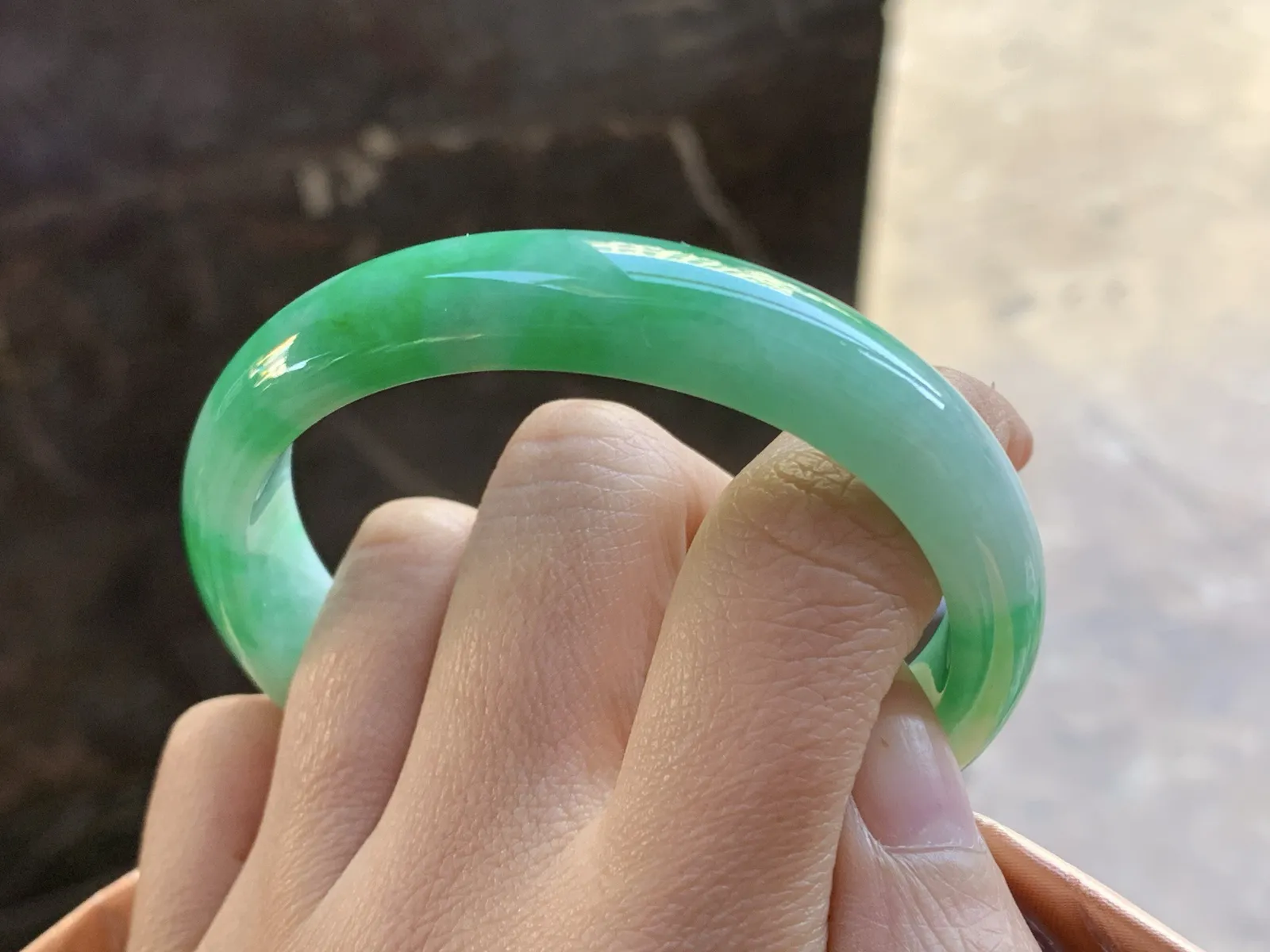 57.5-12.5-7.1

阳绿色贵妃手镯^_^颜色阳 玉质温润 正圈55可以带