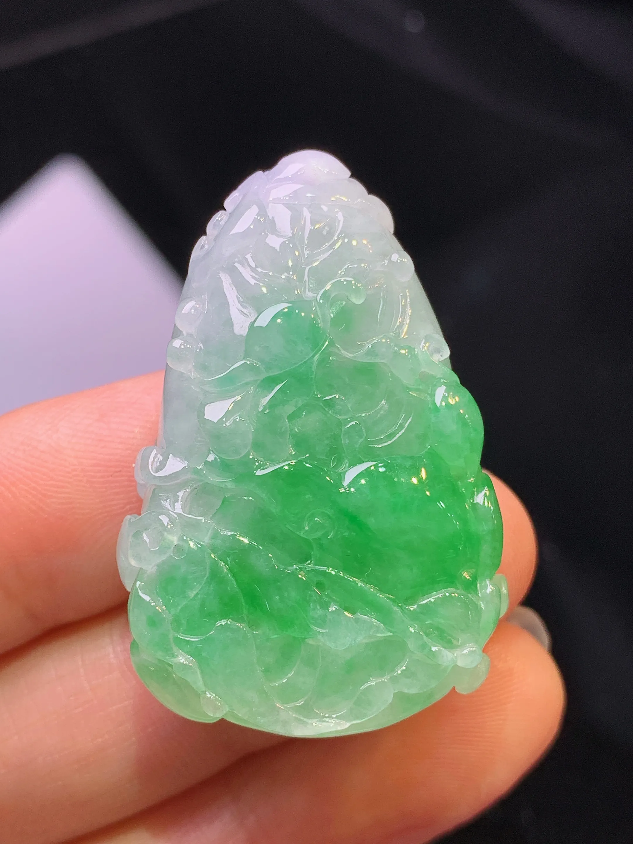 飘绿雕花花件吊坠 玉质细腻 色泽艳丽清新 整体尺寸36.8*24.2*10.5