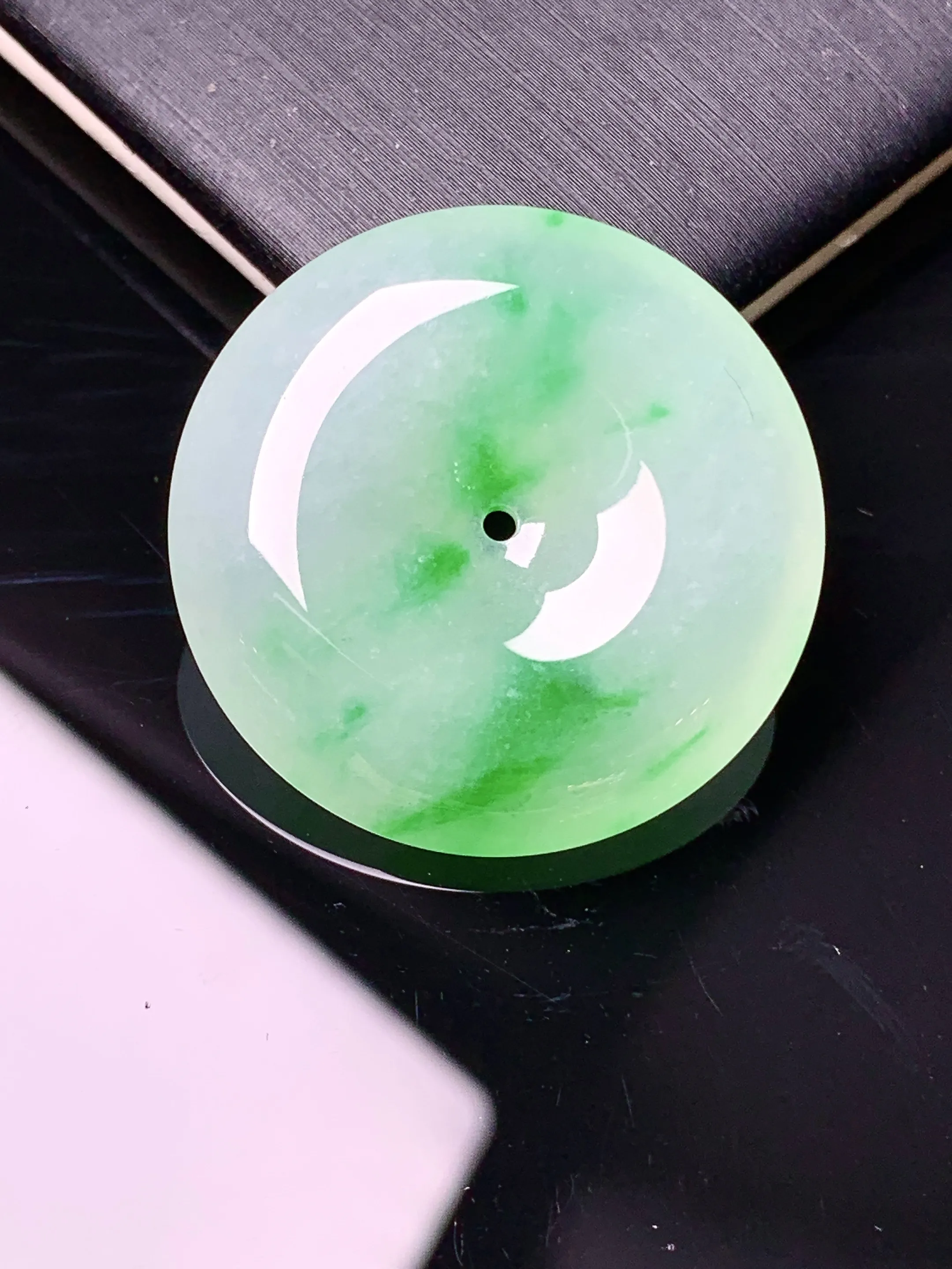 飘绿平安扣吊坠 玉质细腻 色泽艳丽清新 整体尺寸27.8*6.6