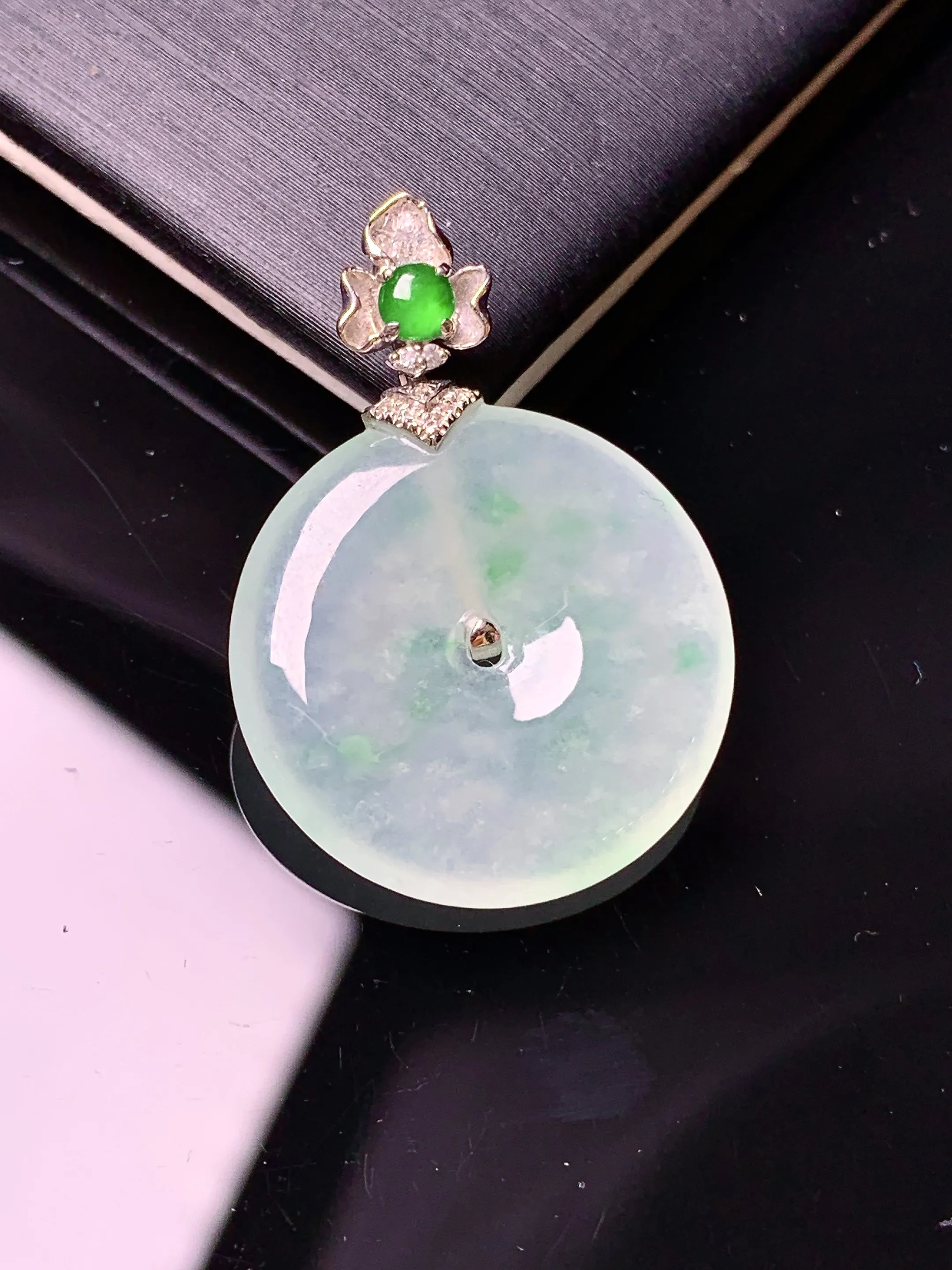 18k金镶嵌冰种平安扣吊坠 玉质细腻 色泽艳丽清新 整体尺寸29.8*21.2*4