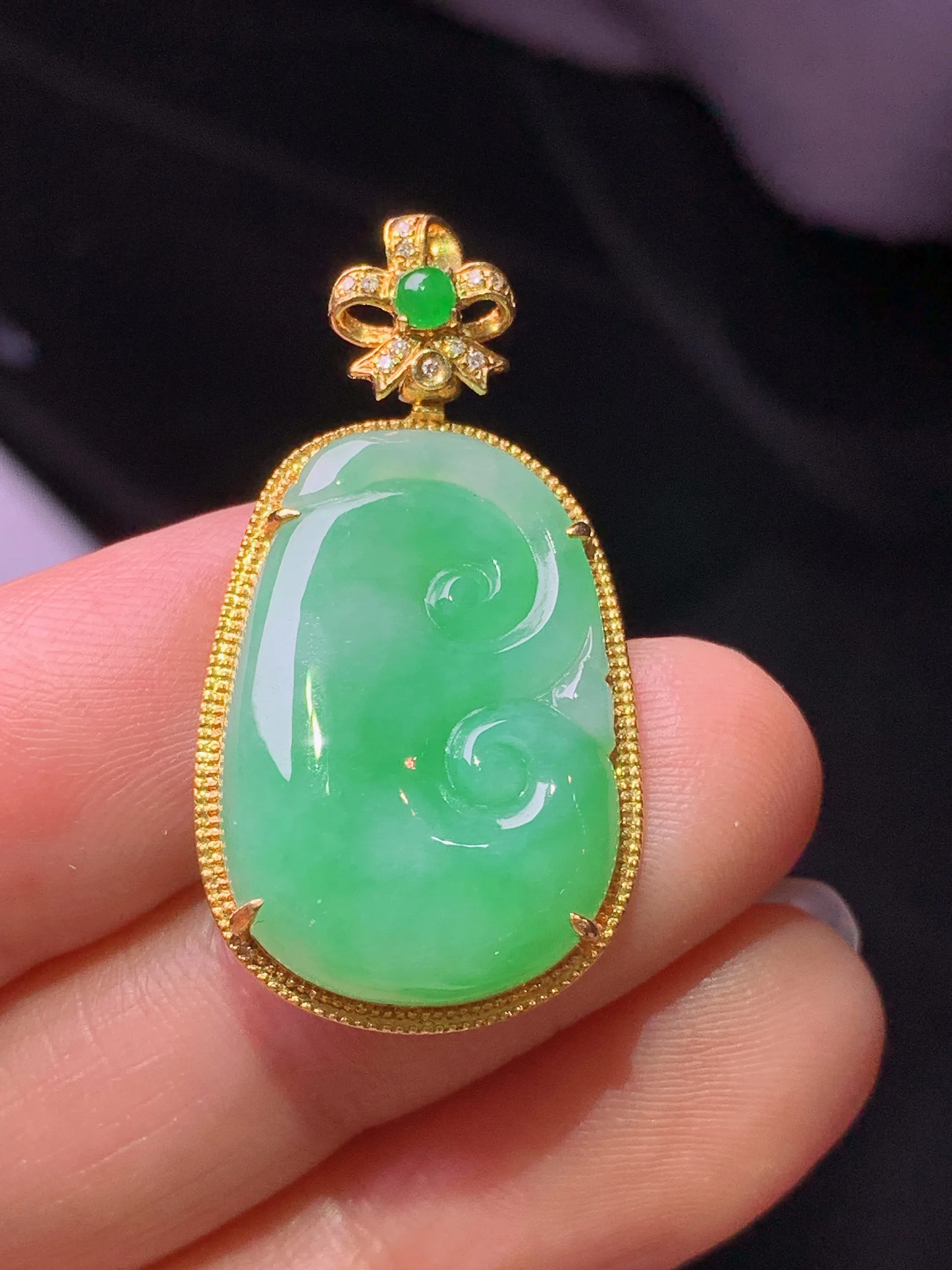 18k金钻镶嵌翠绿如意吊坠 玉质细腻 色泽艳丽清新 整体尺寸32.2*17.5*4.6