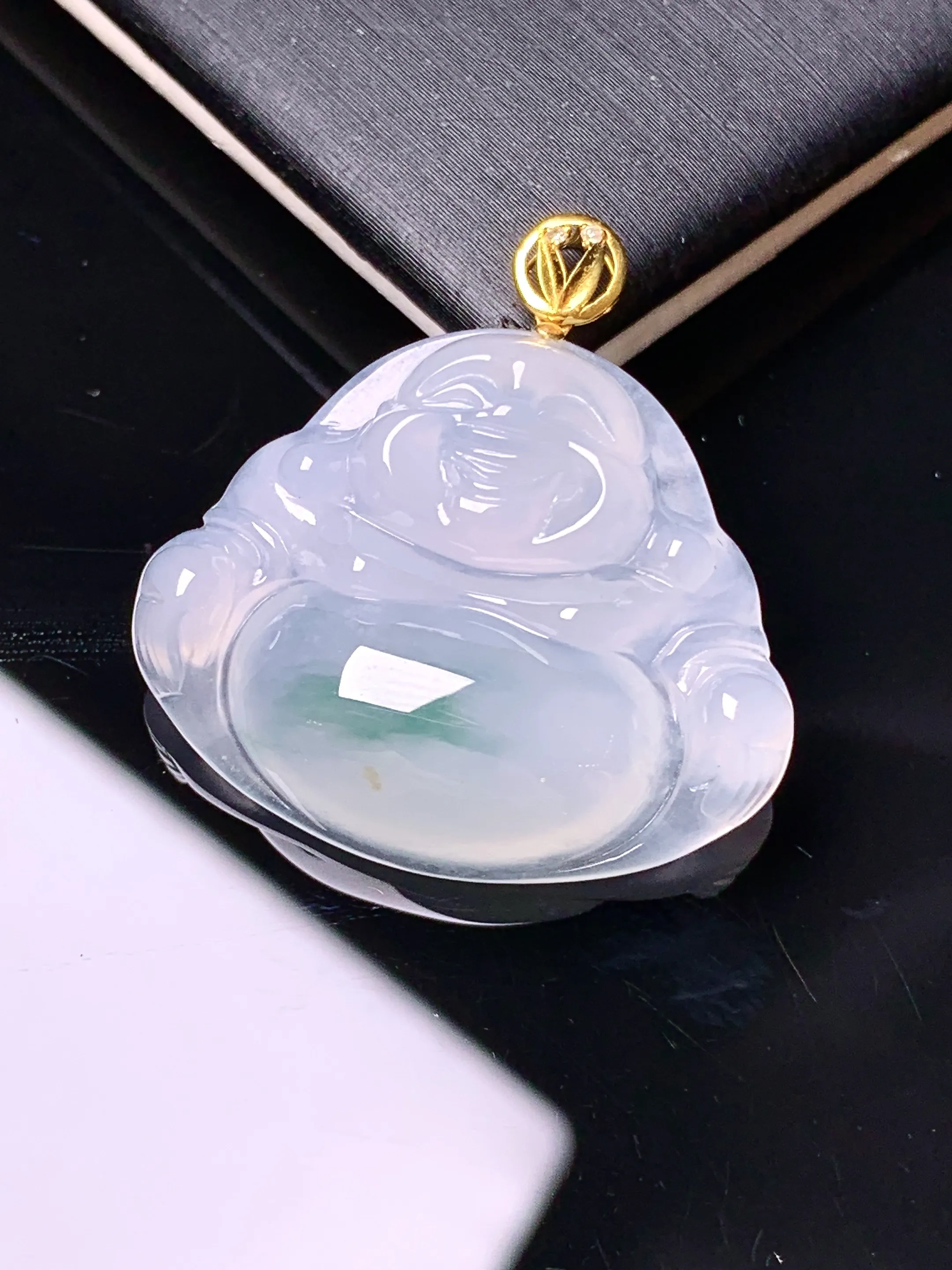 18k金镶嵌冰种飘绿佛公吊坠 玉质细腻 色泽艳丽清新 整体尺寸27.8*27.2*6.5