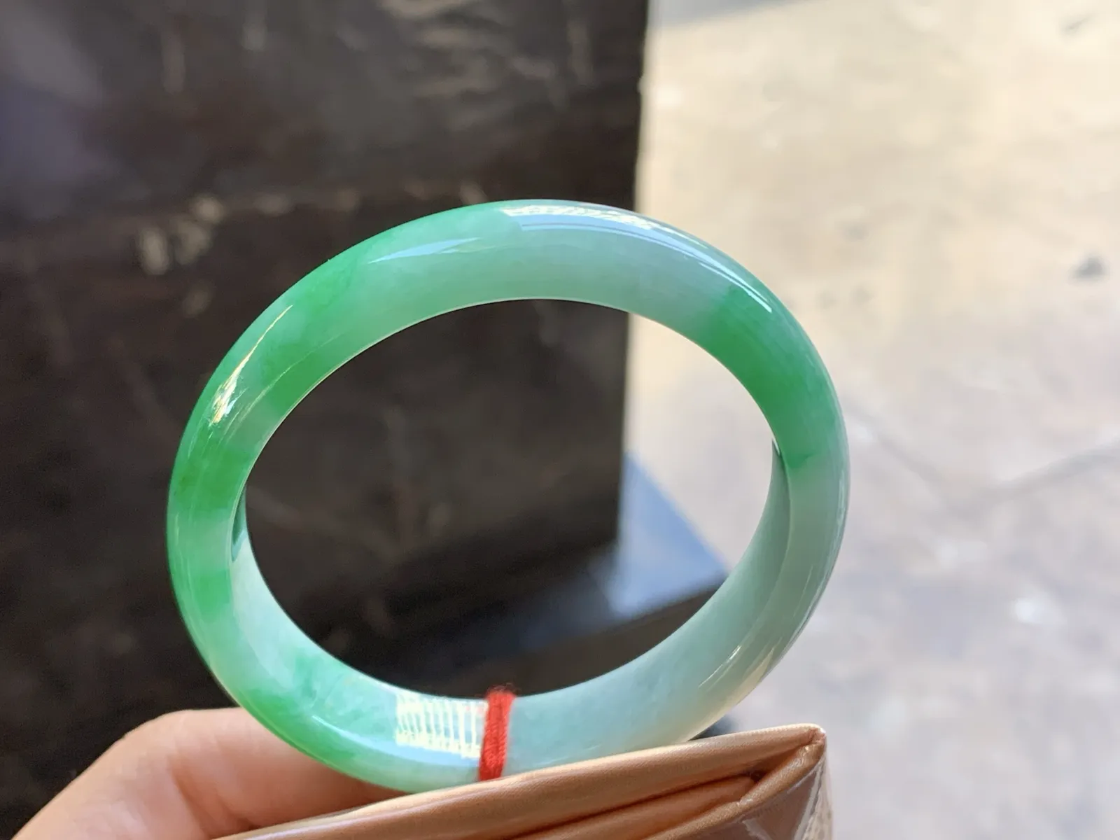 57.5-12.5-7.1

阳绿色贵妃手镯^_^颜色阳 玉质温润 正圈55可以带