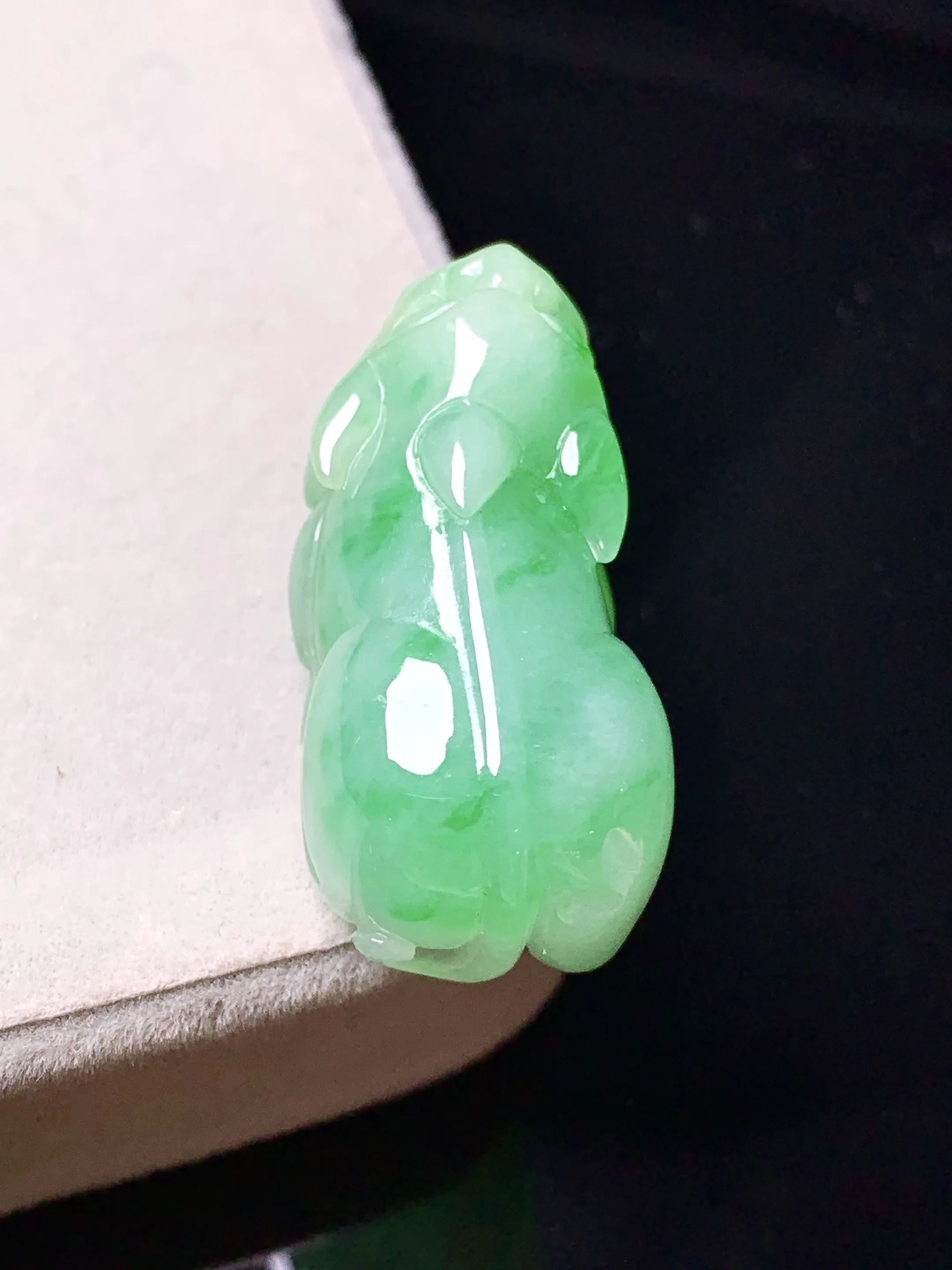 翠绿貔貅吊坠 玉质细腻 色泽艳丽清新 整体尺寸30.2*14*11.3