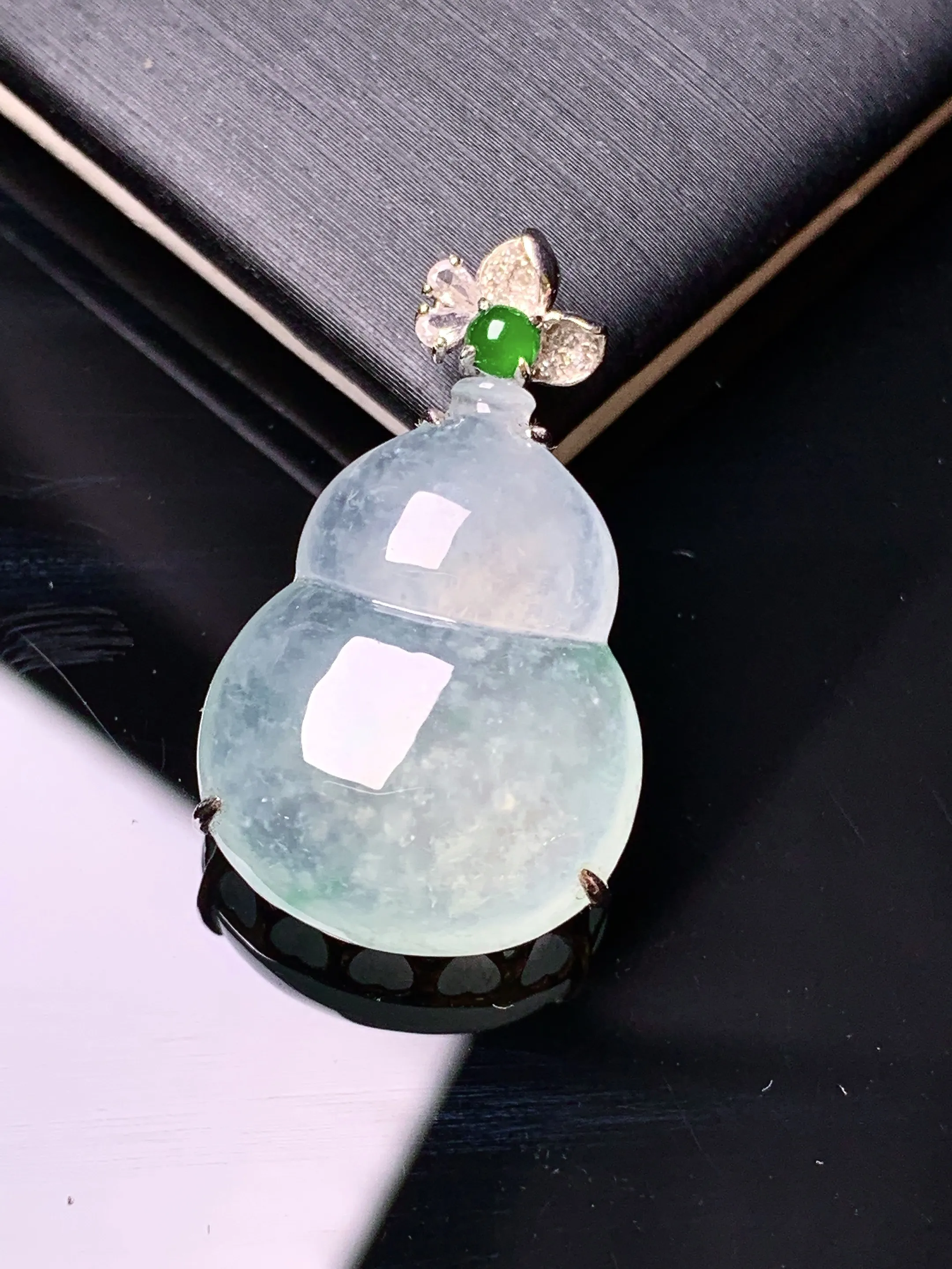18k金钻镶嵌冰种葫芦吊坠 玉质细腻 色泽艳丽清新 整体尺寸28.2*16.7*7.6
