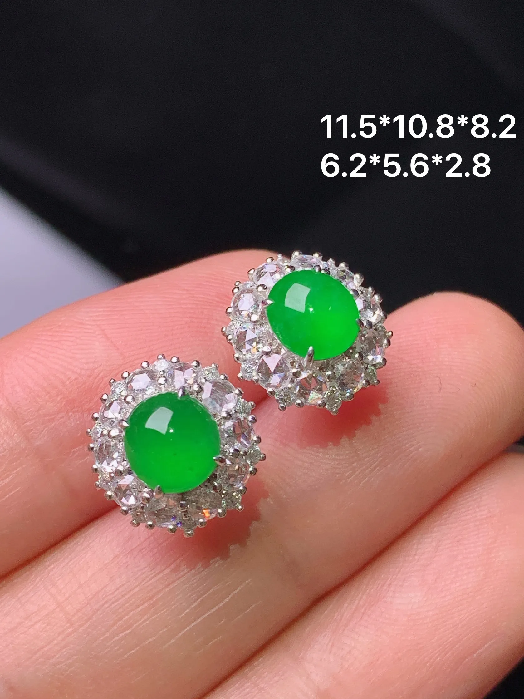 18k金钻镶嵌满绿蛋面耳钉 玉质细腻 色泽艳丽清新 整体尺寸11.5*10.8*8.2