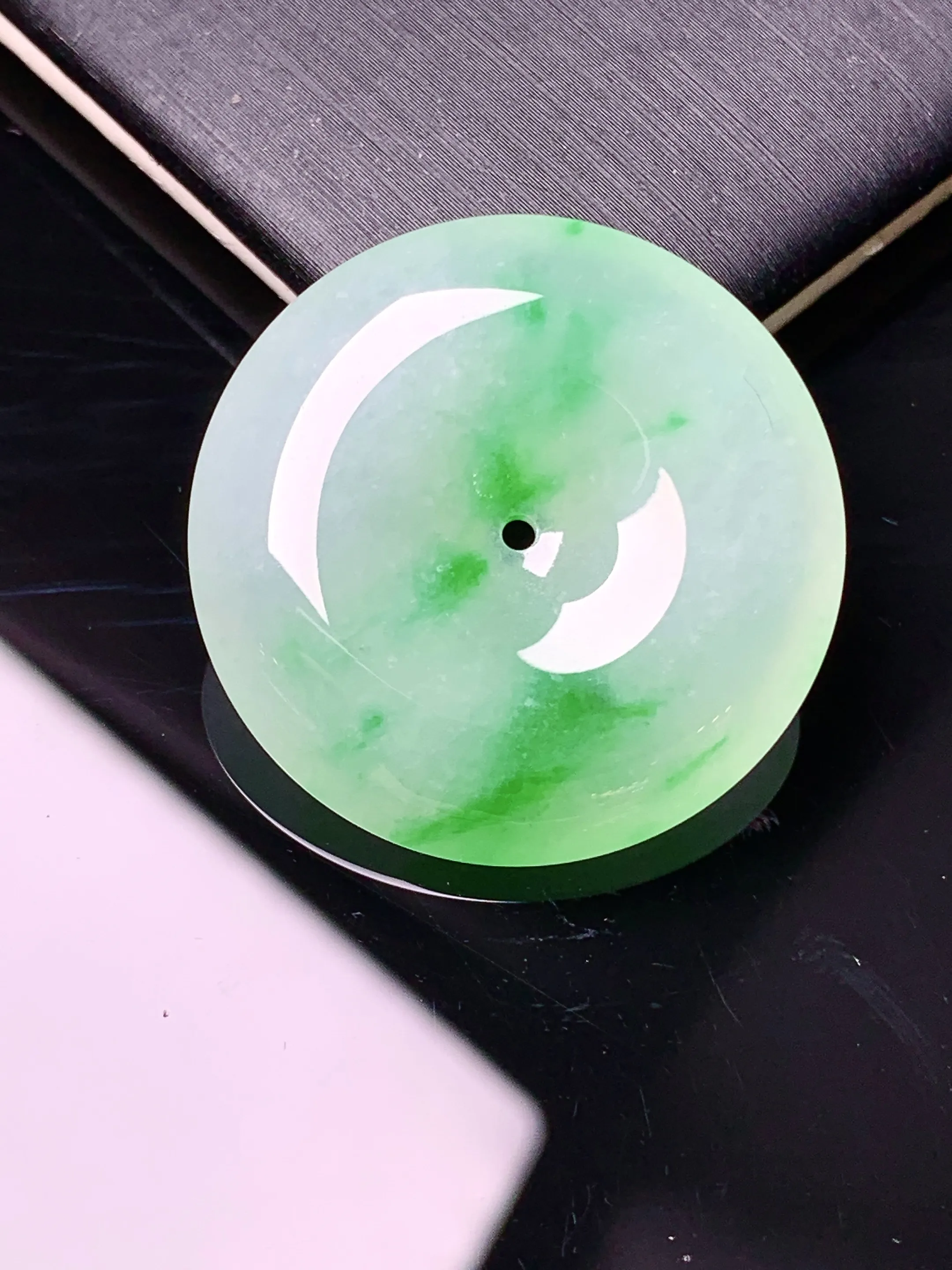 飘绿平安扣吊坠 玉质细腻 色泽艳丽清新 整体尺寸27.8*6.6