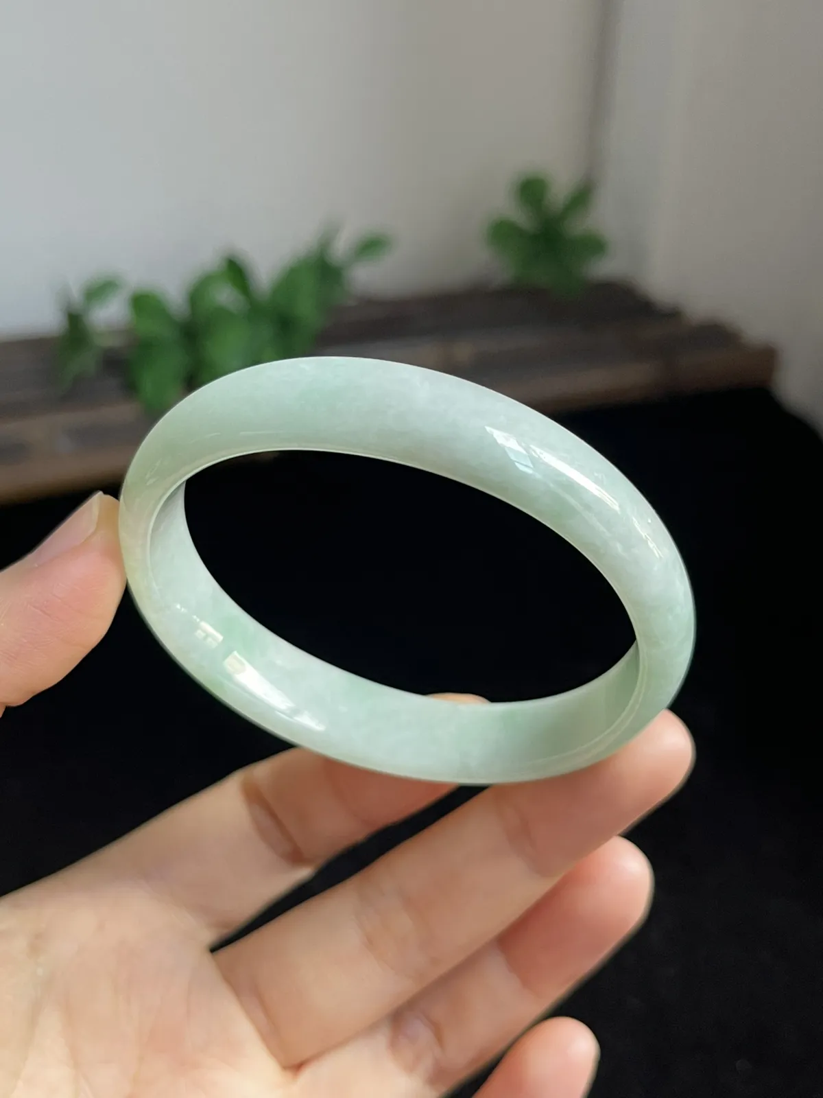 贵妃镯53.6圈口，翡翠手镯