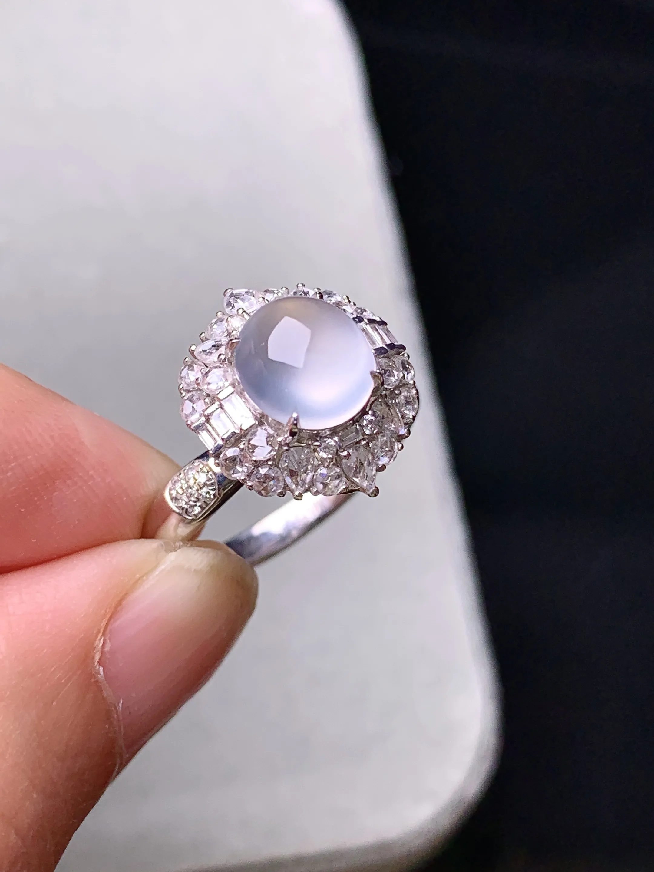 18k金钻镶嵌冰种蛋面戒指 玉质细腻 色泽艳丽清新 圈口14 整体尺寸14.8*12.8*11