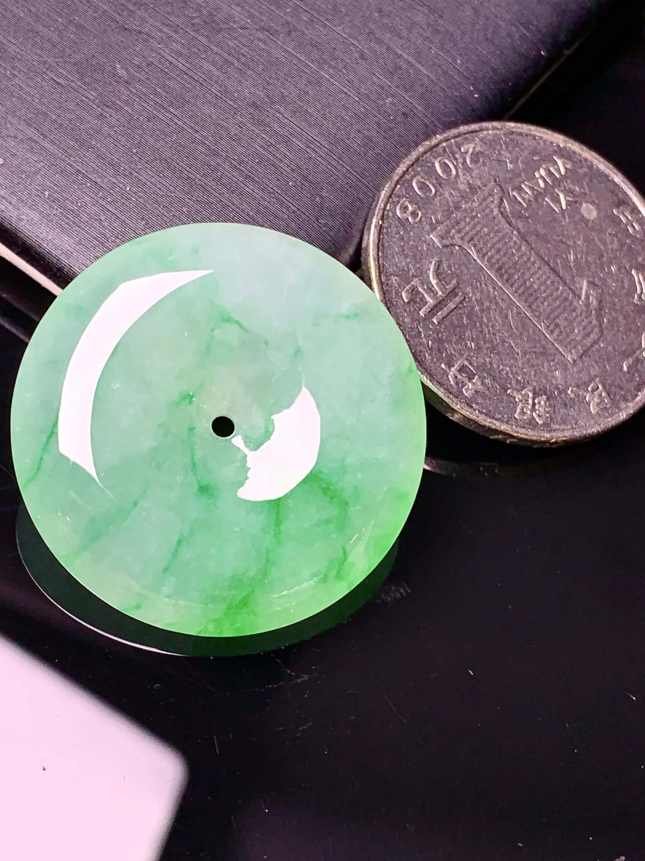 翠绿平安扣吊坠 玉质细腻 色泽艳丽清新 整体尺寸27.7*6.2