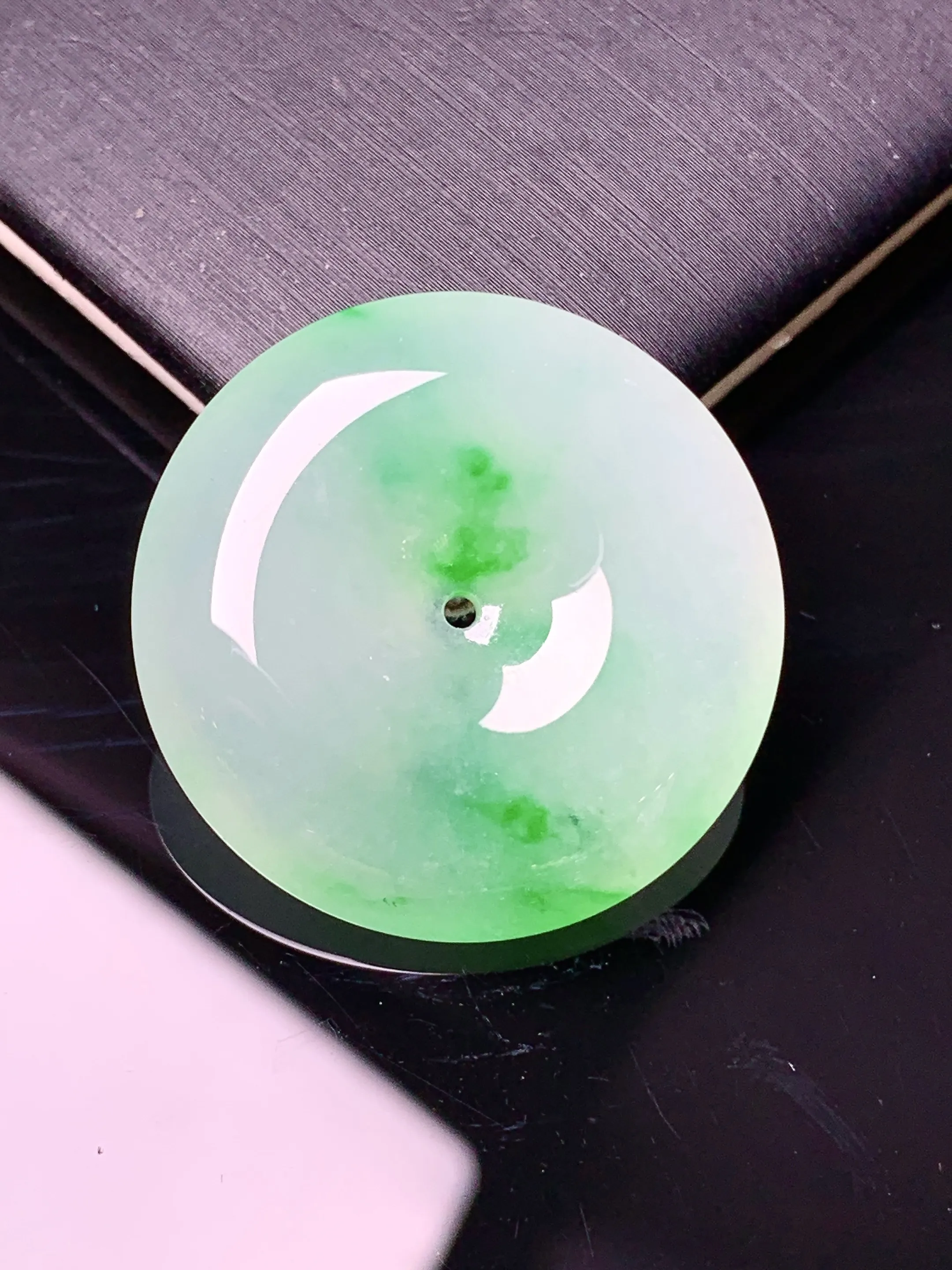 飘绿平安扣吊坠 玉质细腻 色泽艳丽清新 整体尺寸27.8*6.6