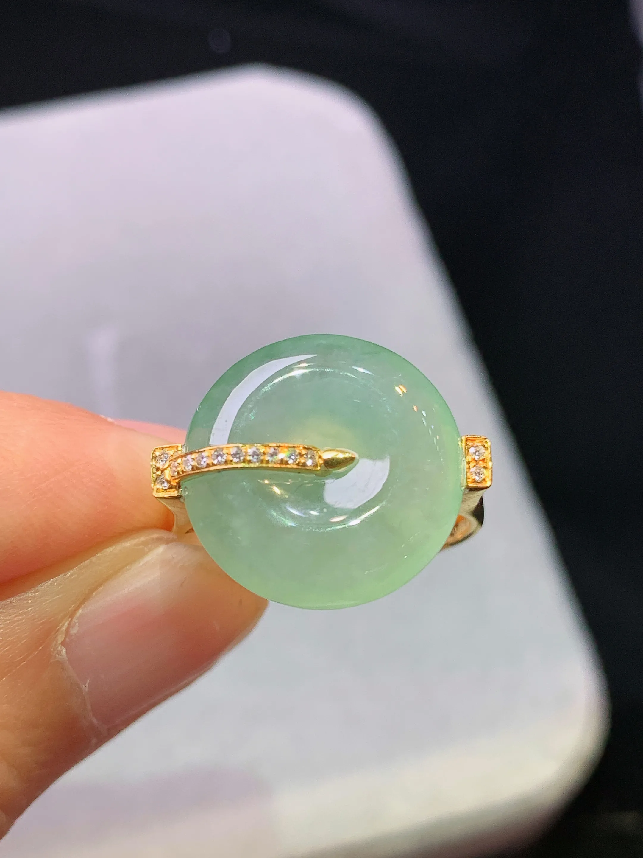 18k金钻镶嵌冰种平安扣戒指 玉质细腻 色泽艳丽清新 圈口14.5 整体尺寸15*5