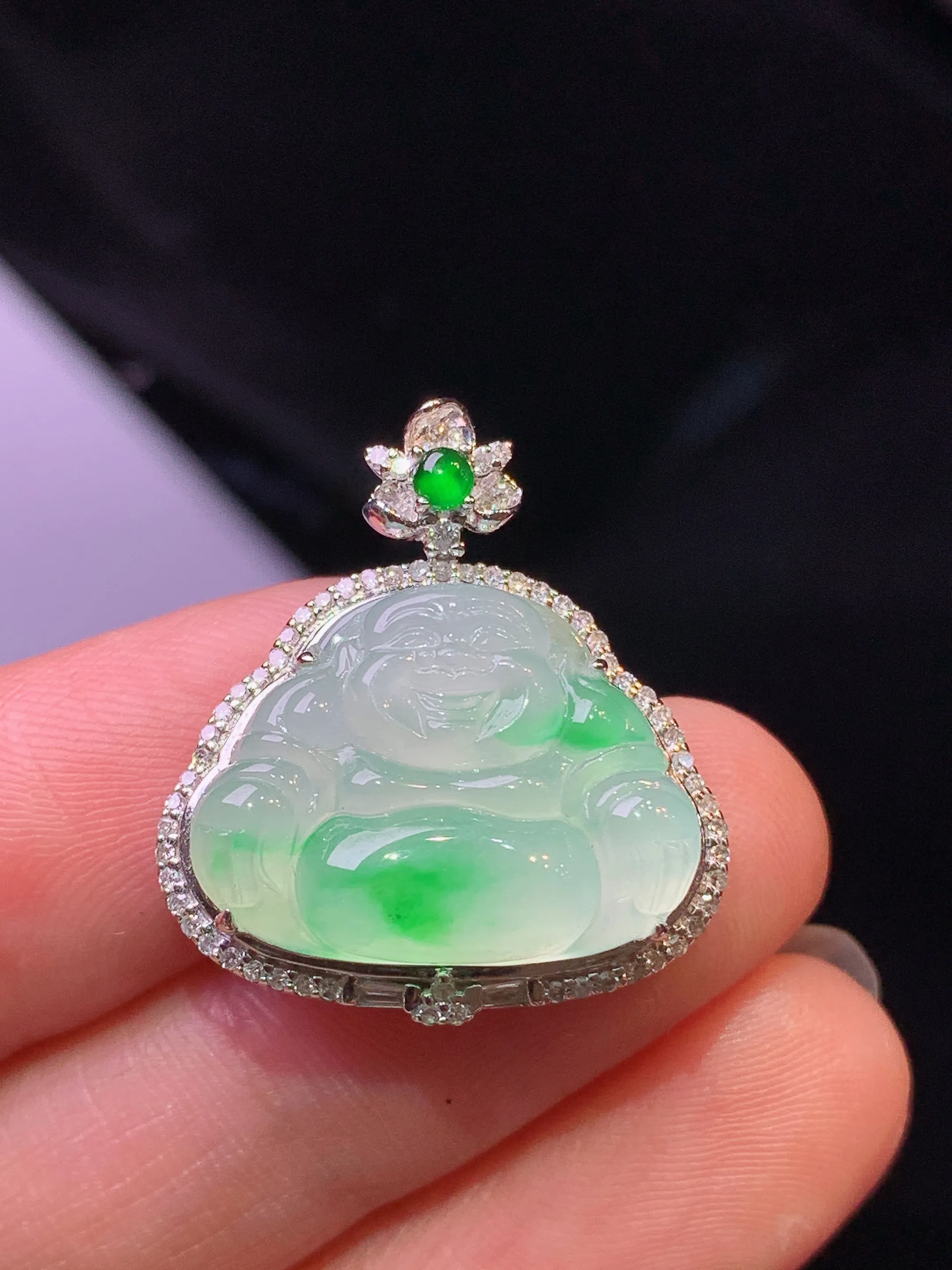 18k金钻镶嵌飘绿佛公吊坠 玉质细腻 色泽艳丽清新 整体尺寸24.2*21.8*7