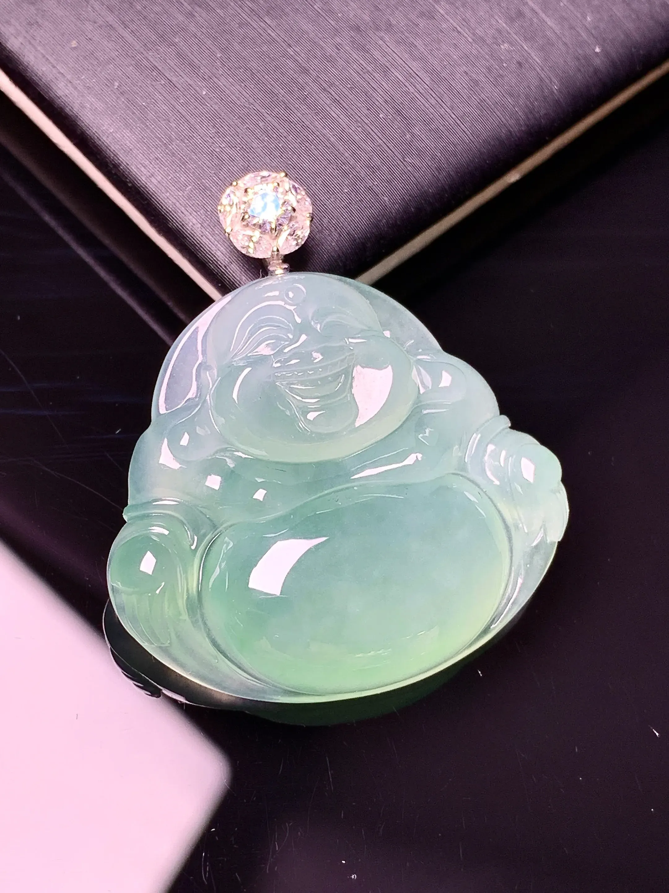 18k金莫桑钻镶嵌浅绿佛公吊坠 玉质细腻 色泽艳丽清新 整体尺寸32.5*28.6*5.6