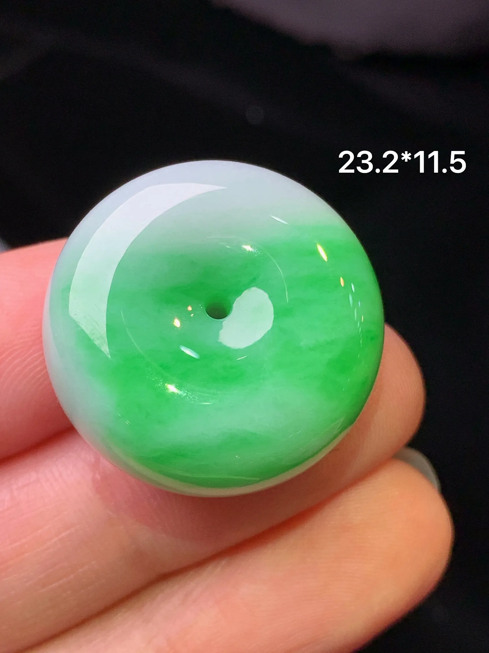 翠绿平安扣吊坠 玉质细腻 色泽艳丽清新 整体尺寸23.2*11.5