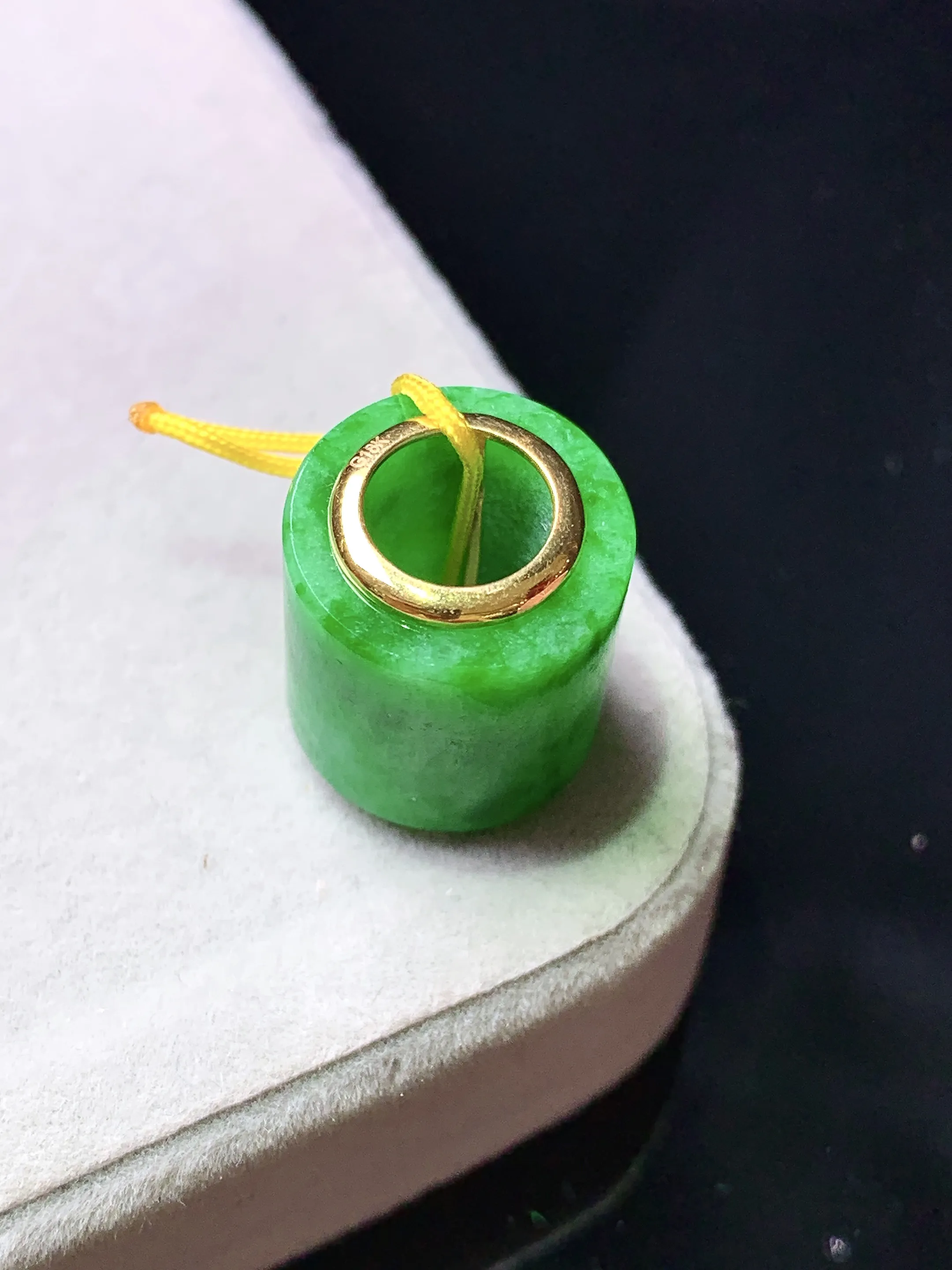 18k金镶嵌翠绿路路通吊坠 玉质细腻 色泽艳丽清新 整体尺寸14.2*13.3