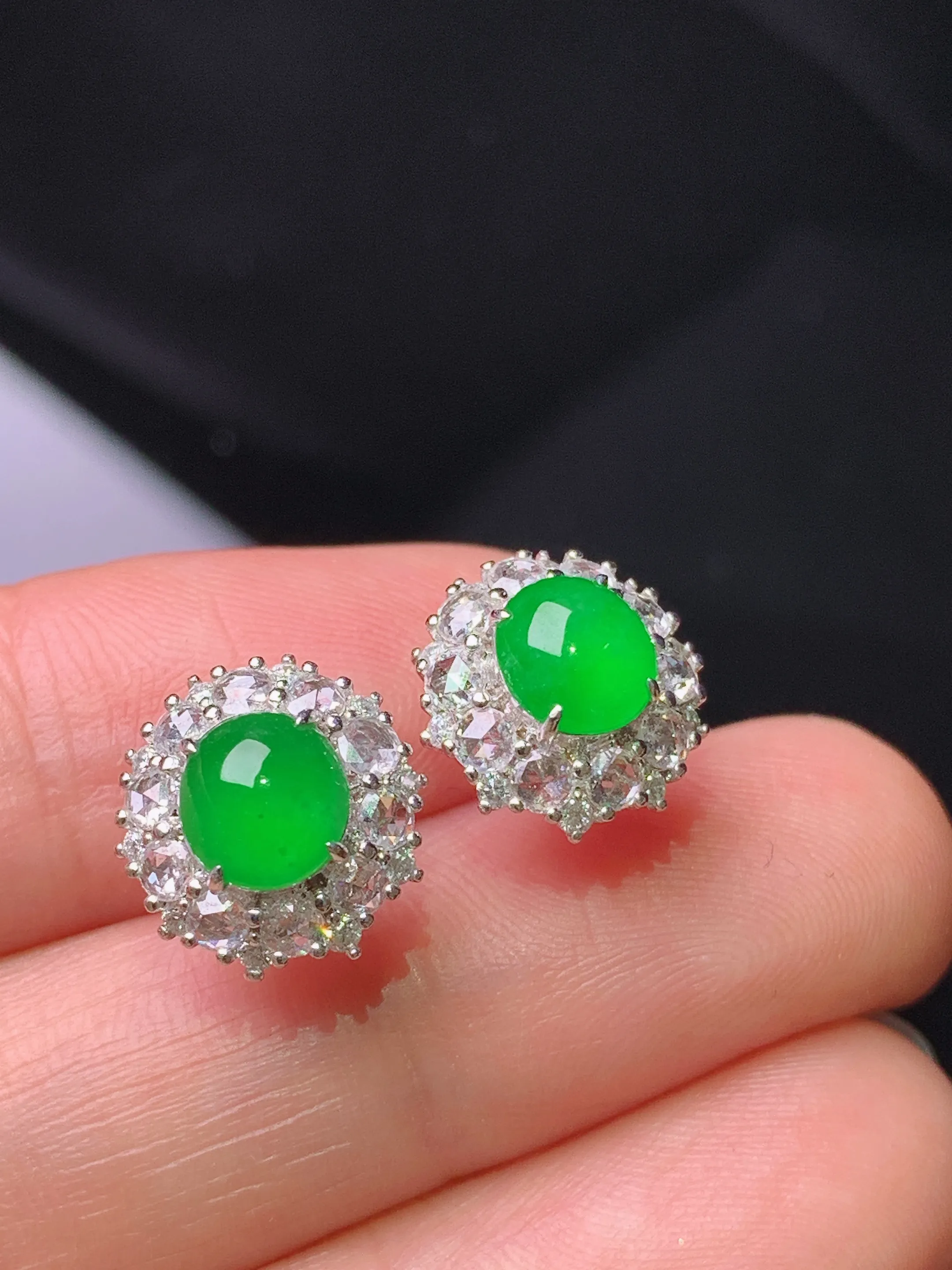 18k金钻镶嵌满绿蛋面耳钉 玉质细腻 色泽艳丽清新 整体尺寸11.5*10.8*8.2