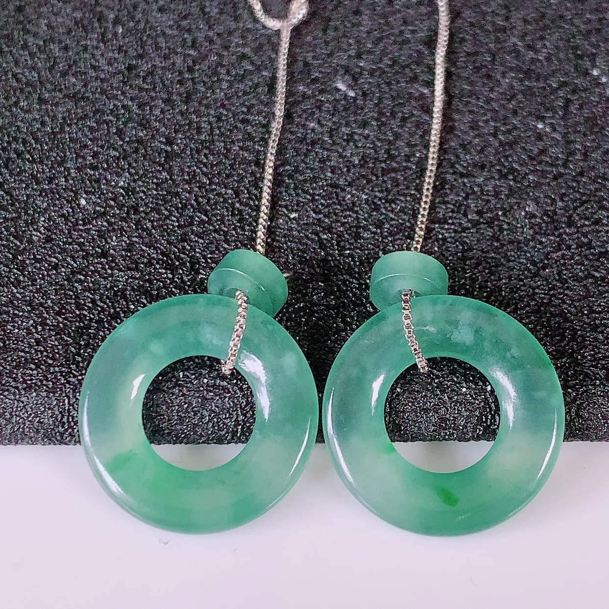 自然光实拍，冰种飘花翡翠一对平安扣耳坠，翠色灵动，玉质细腻，颜色漂亮，品相佳，佩戴佳品！配图银线 #760.1平安扣尺寸15*2.5