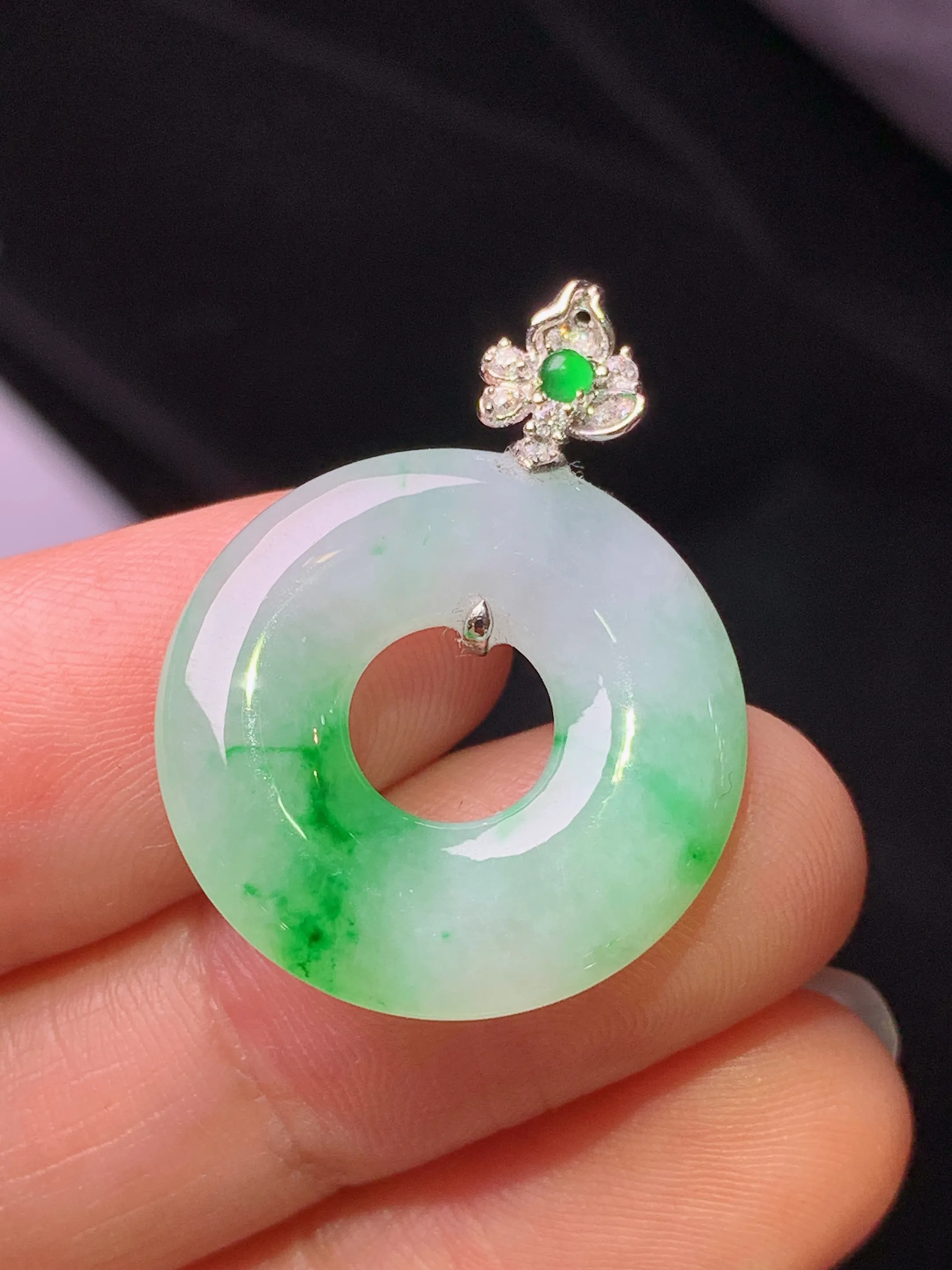 18k金钻镶嵌飘绿平安环吊坠 玉质细腻 色泽艳丽清新 整体尺寸28.2*21.1*4.2